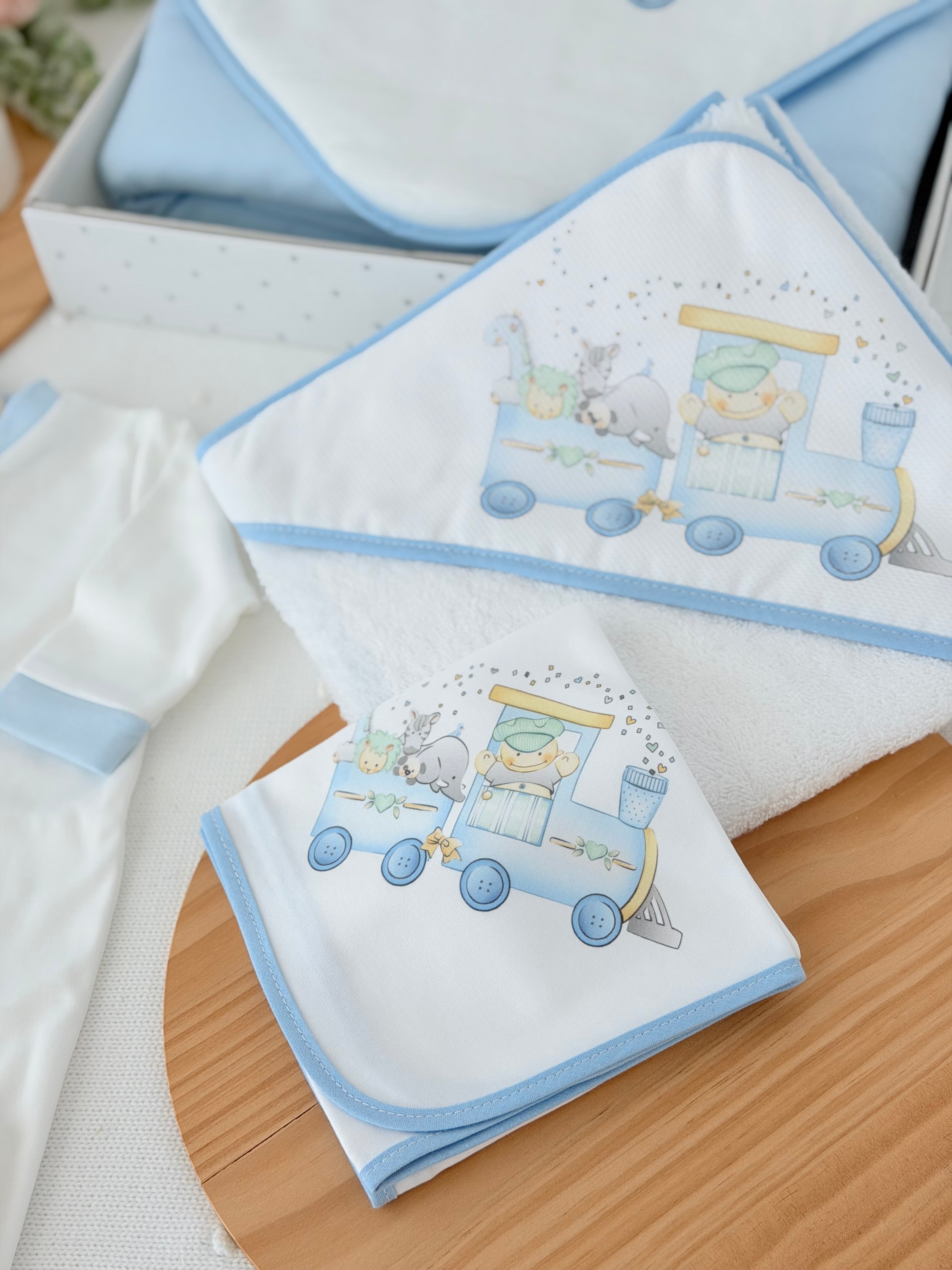 Conjunto enxoval menino- tema comboio 4 peças