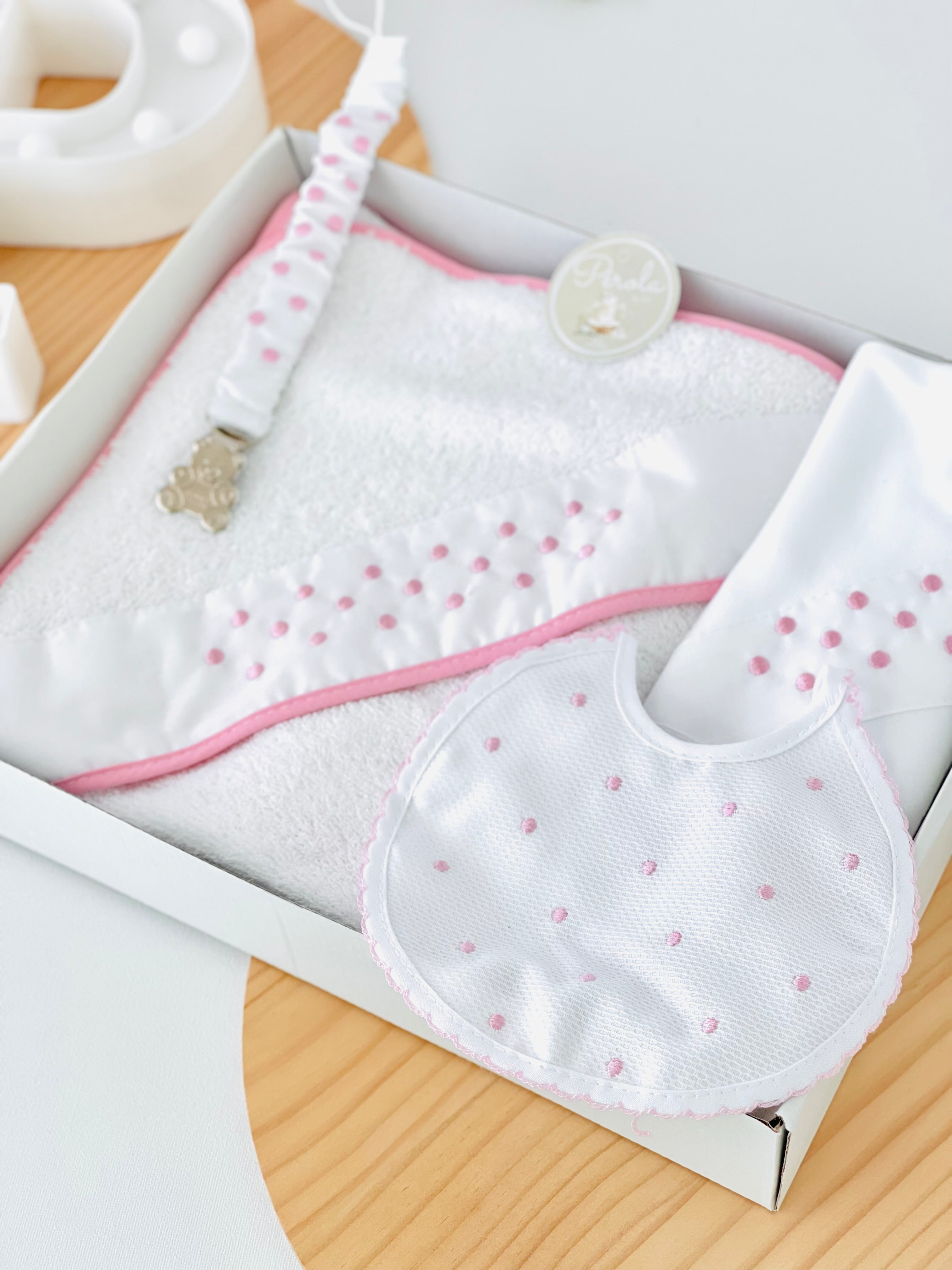 Box enxoval bolinhas: toalha de banho, fralda, babete e prende chupetas