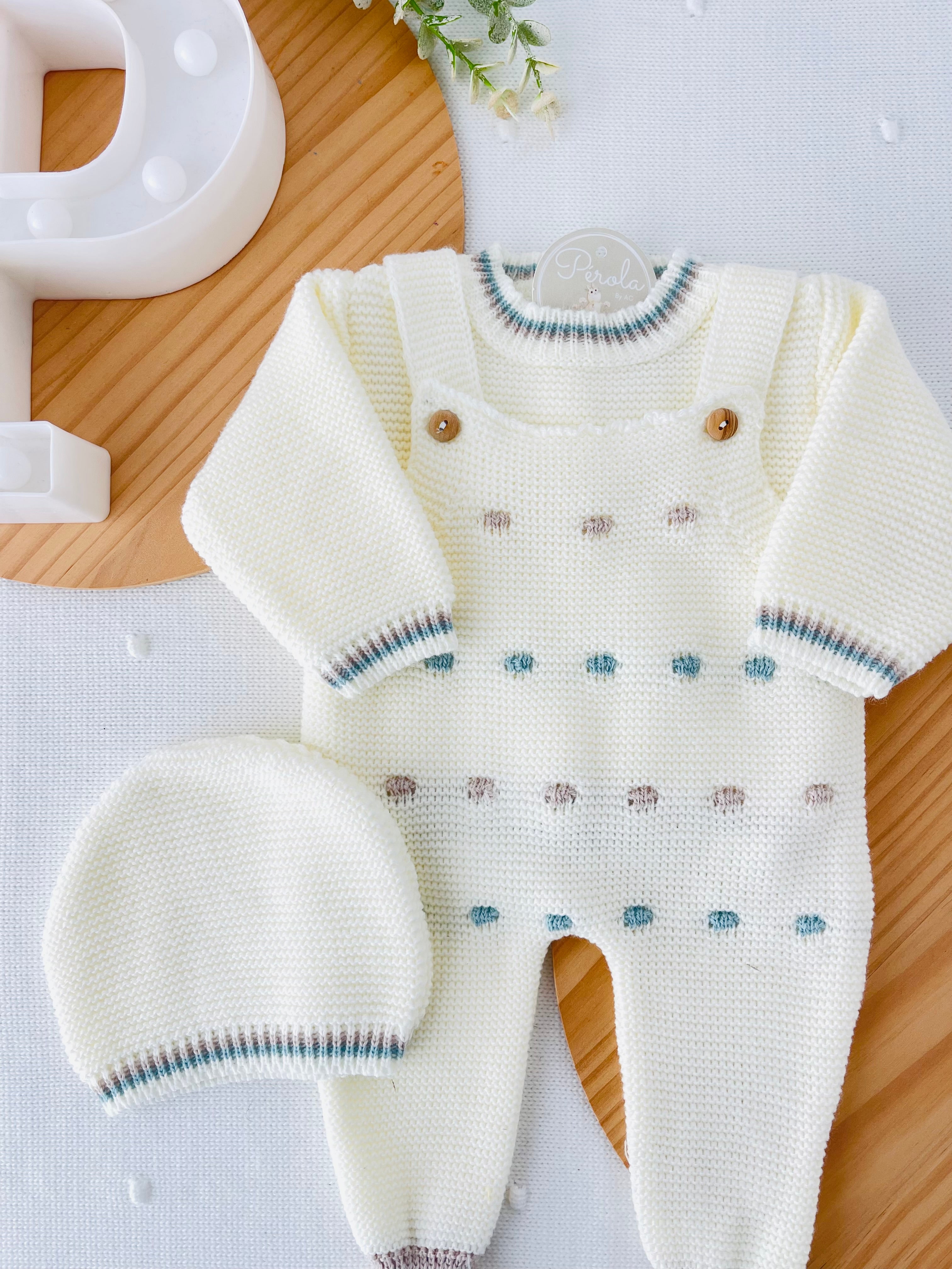 Conjunto pintas unissexo: jardineiras, camisola e gorro