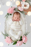 Conjunto princesinha de malha pérola com bordado inglês