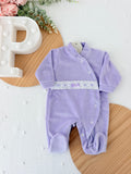 Babygrow lilás em veludo