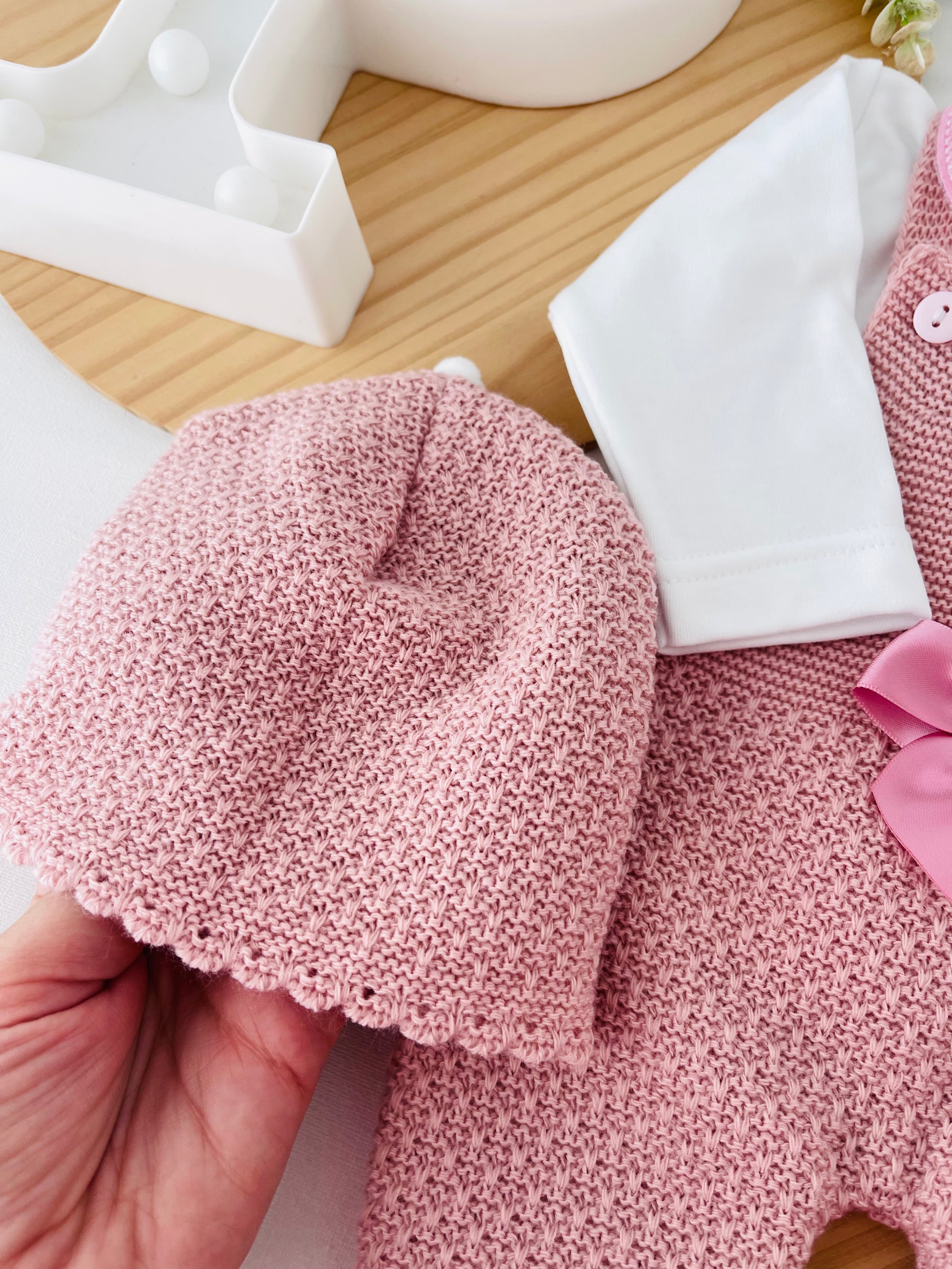 Saída de maternidade Amor de Mãe: jardineiras, camisola e gorro