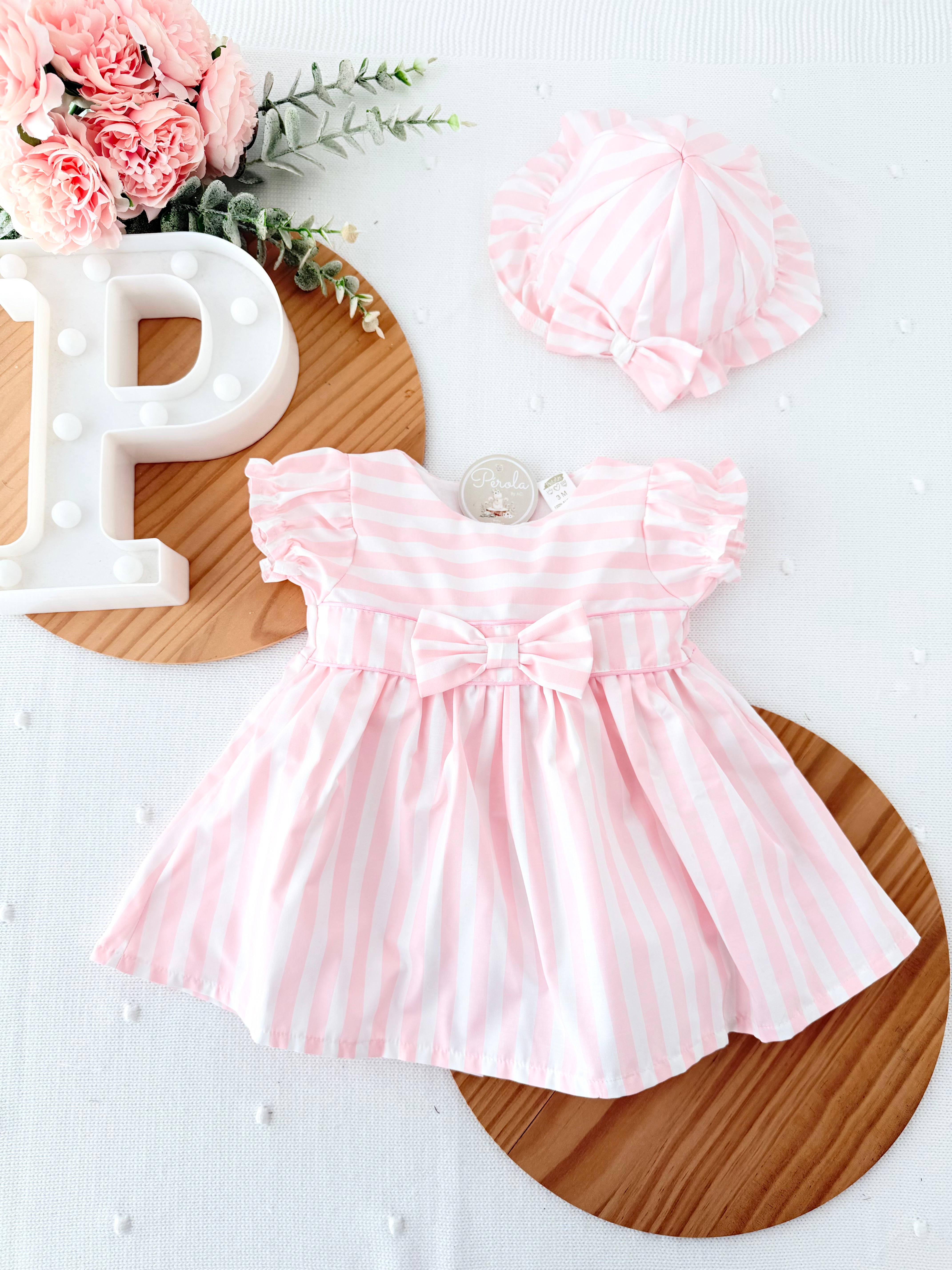 Vestido e chapéu riscas