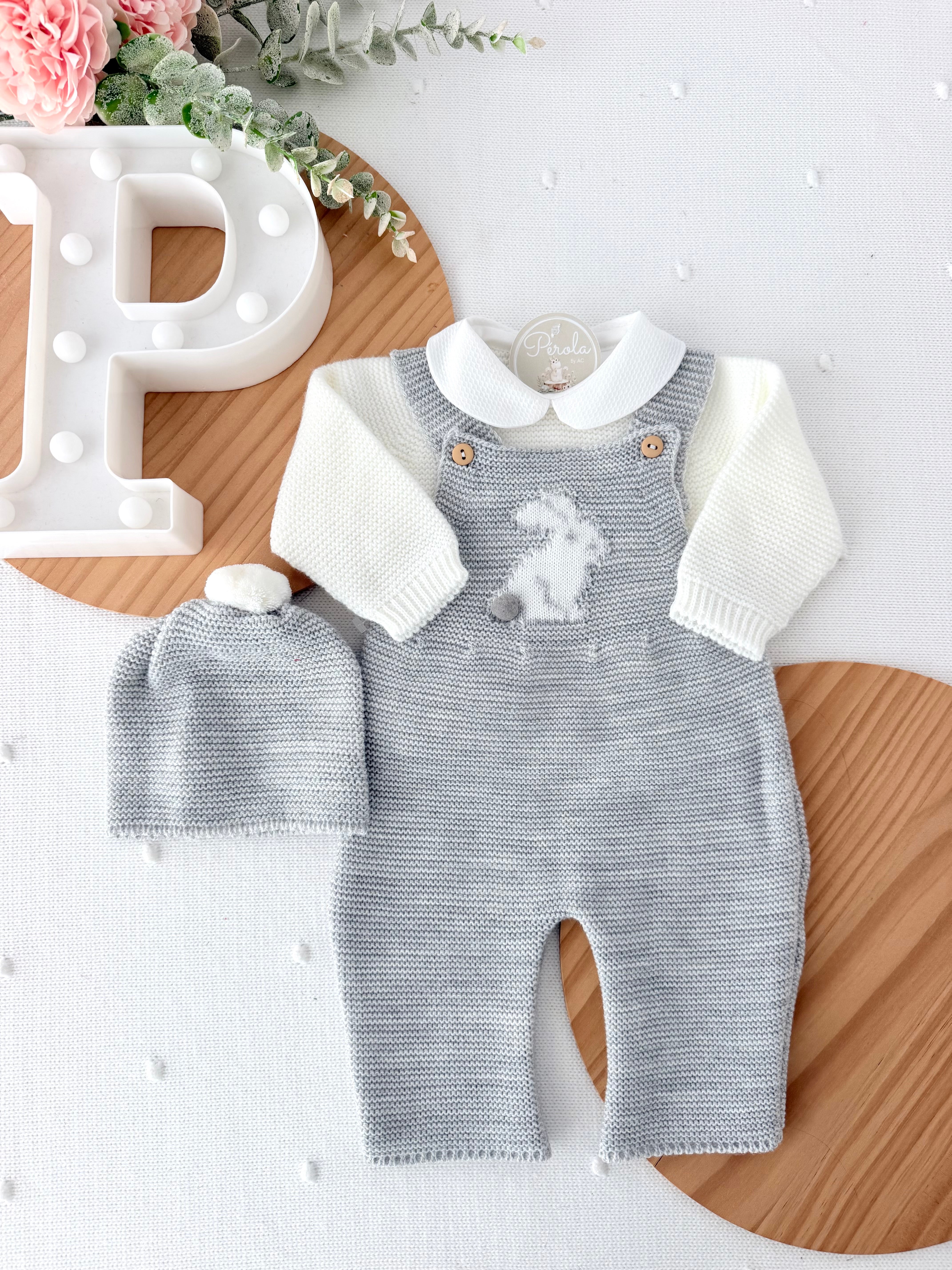 Conjunto coelhinho: jardineiras, camisola e gorro