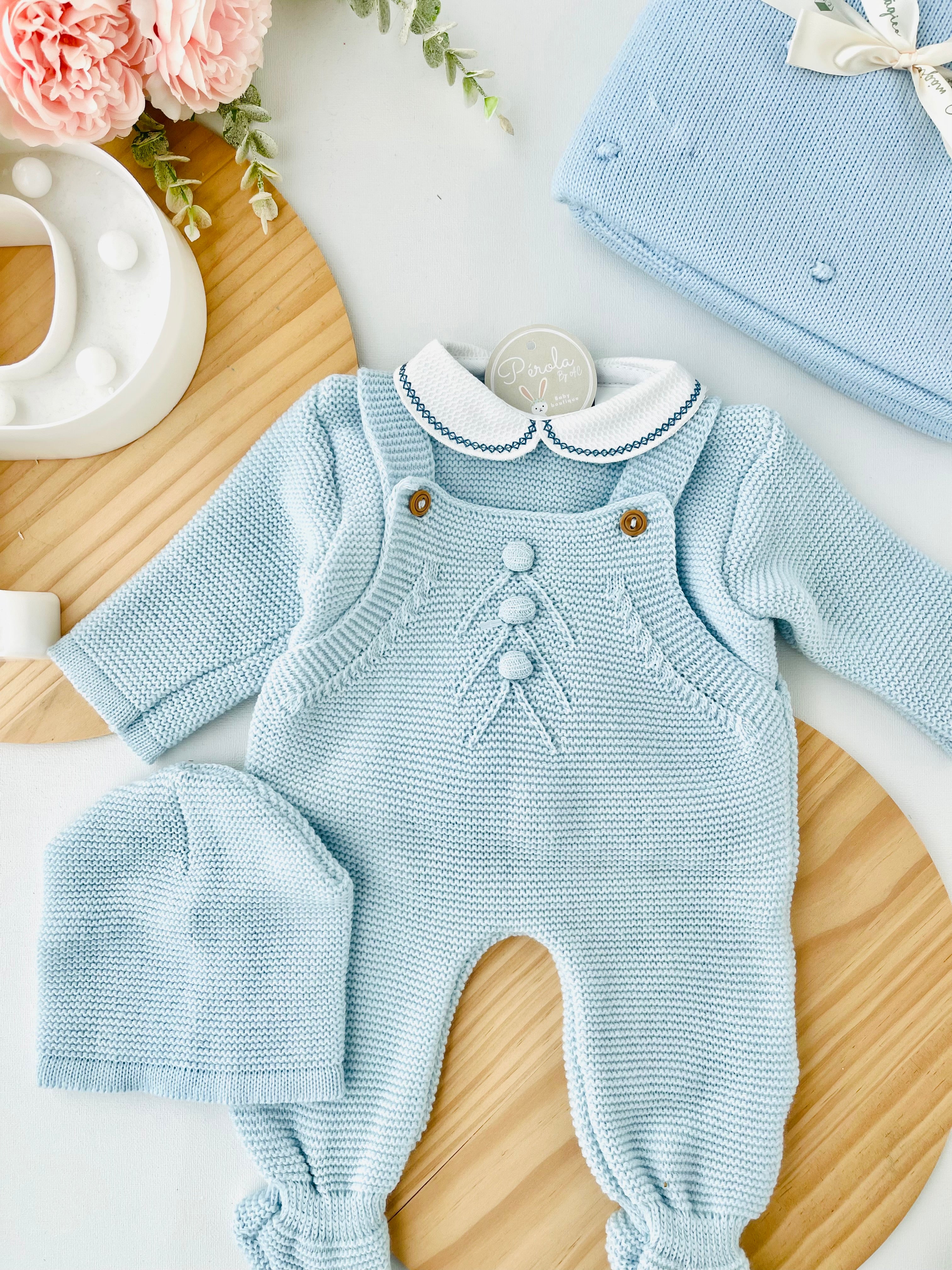 Saída de maternidade bolinhas: jardineiras, camisola e gorro