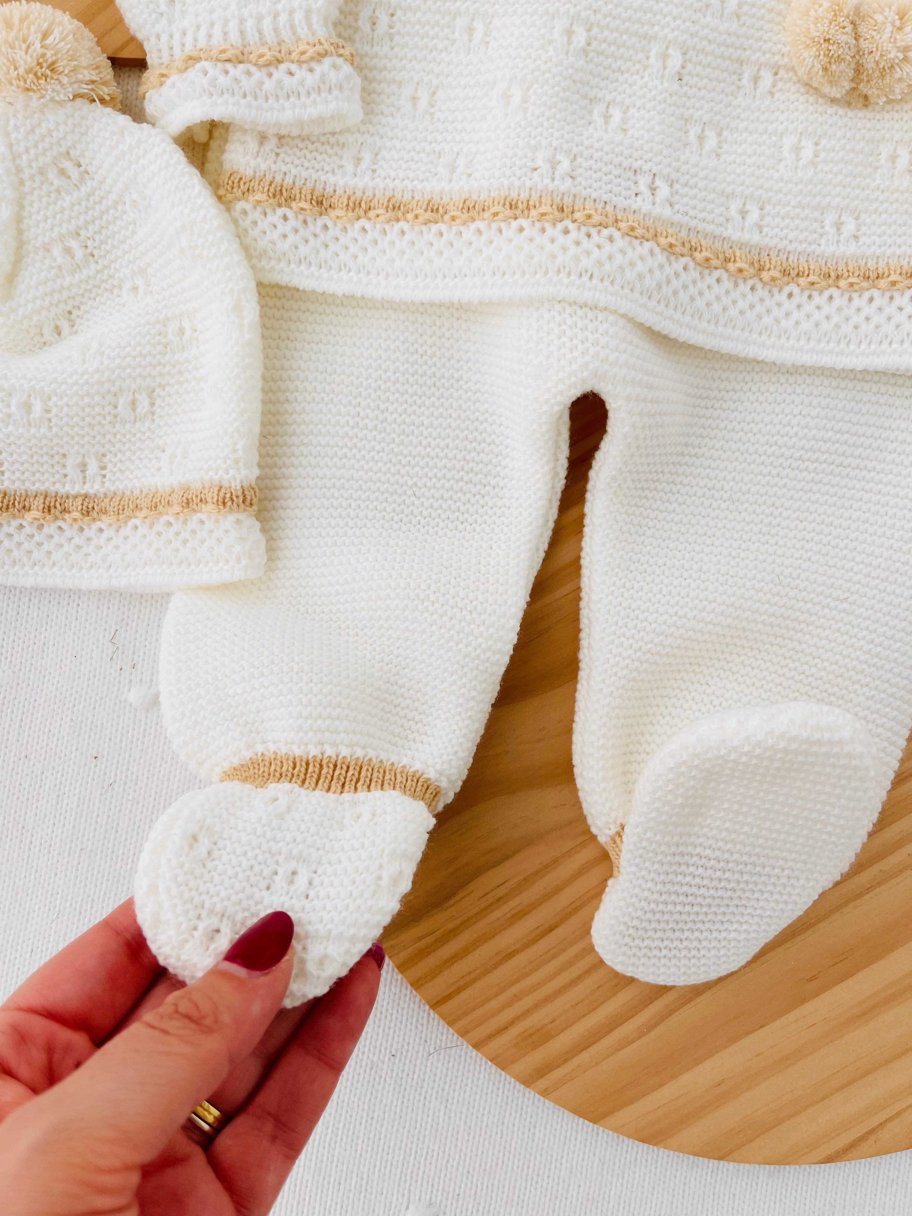 Conjunto pompom Outono/Inverno : camisola, calças e gorro