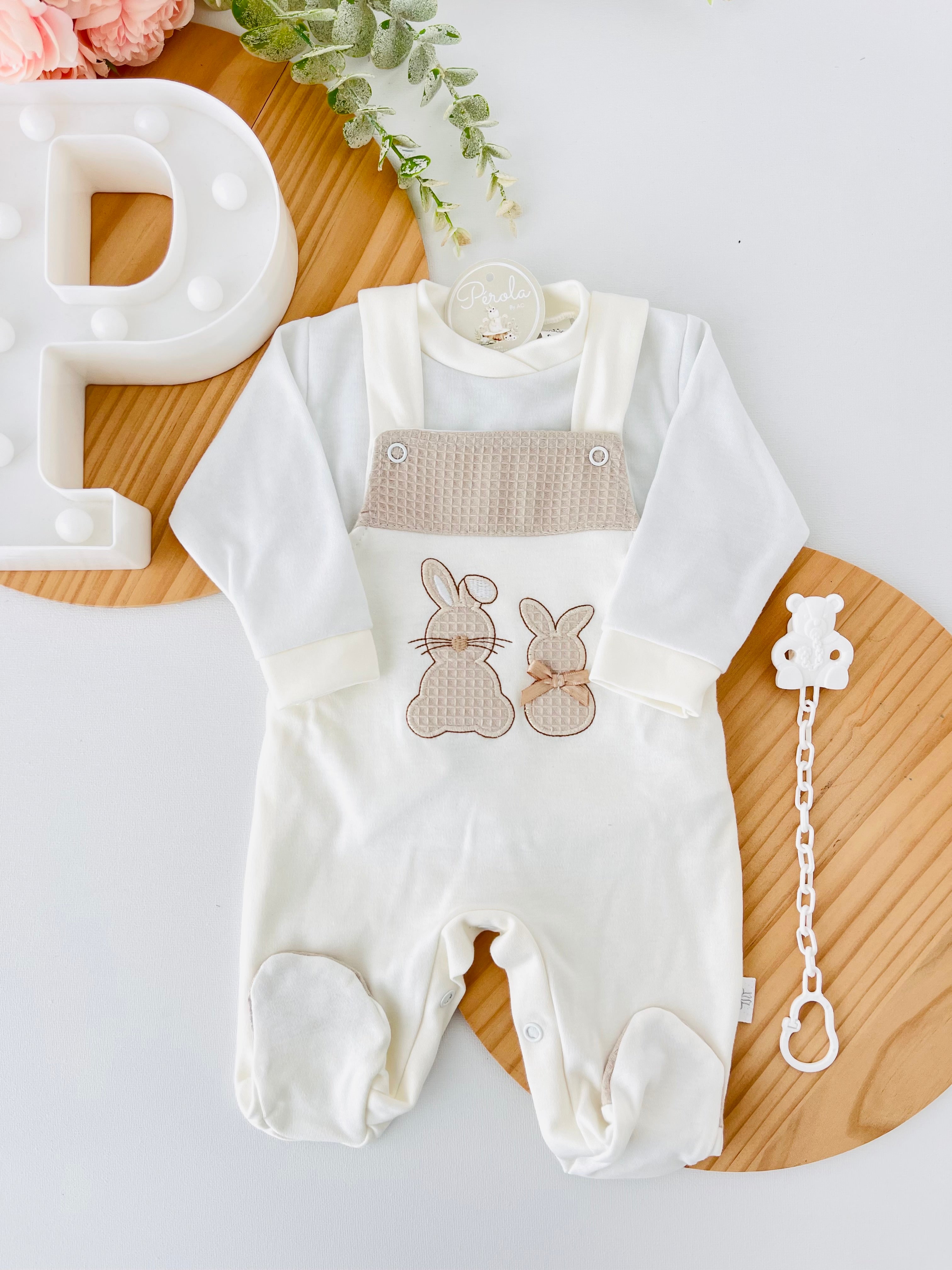 Conjunto coelhinhos: jardineiras, camisola e prende chupetas