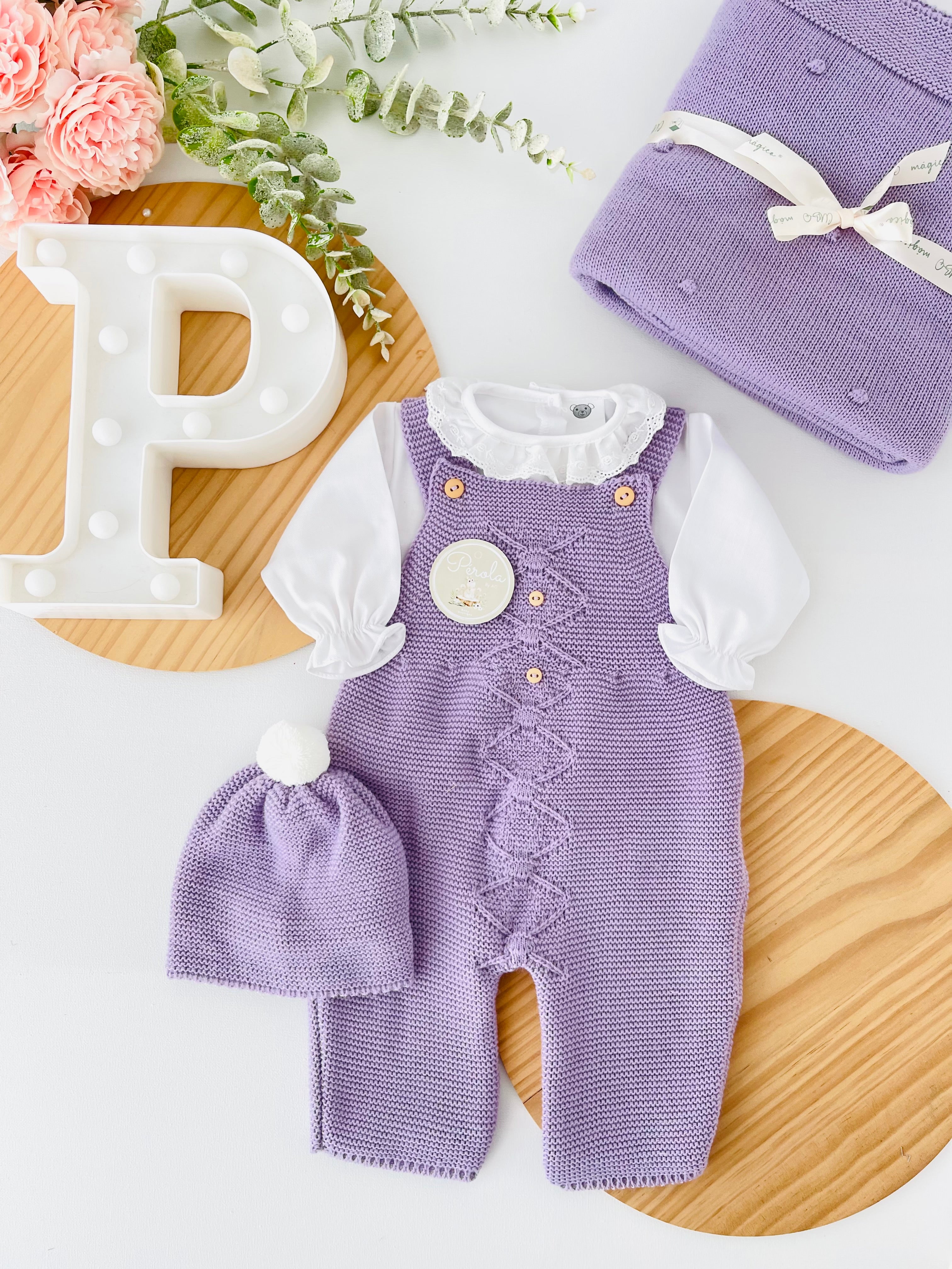 Saída de maternidade lilás: jardineiras, blusa e gorro Outono Inverno