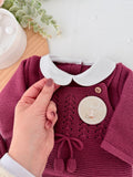 Saída de maternidade beringela: jardineiras, camisola e gorro