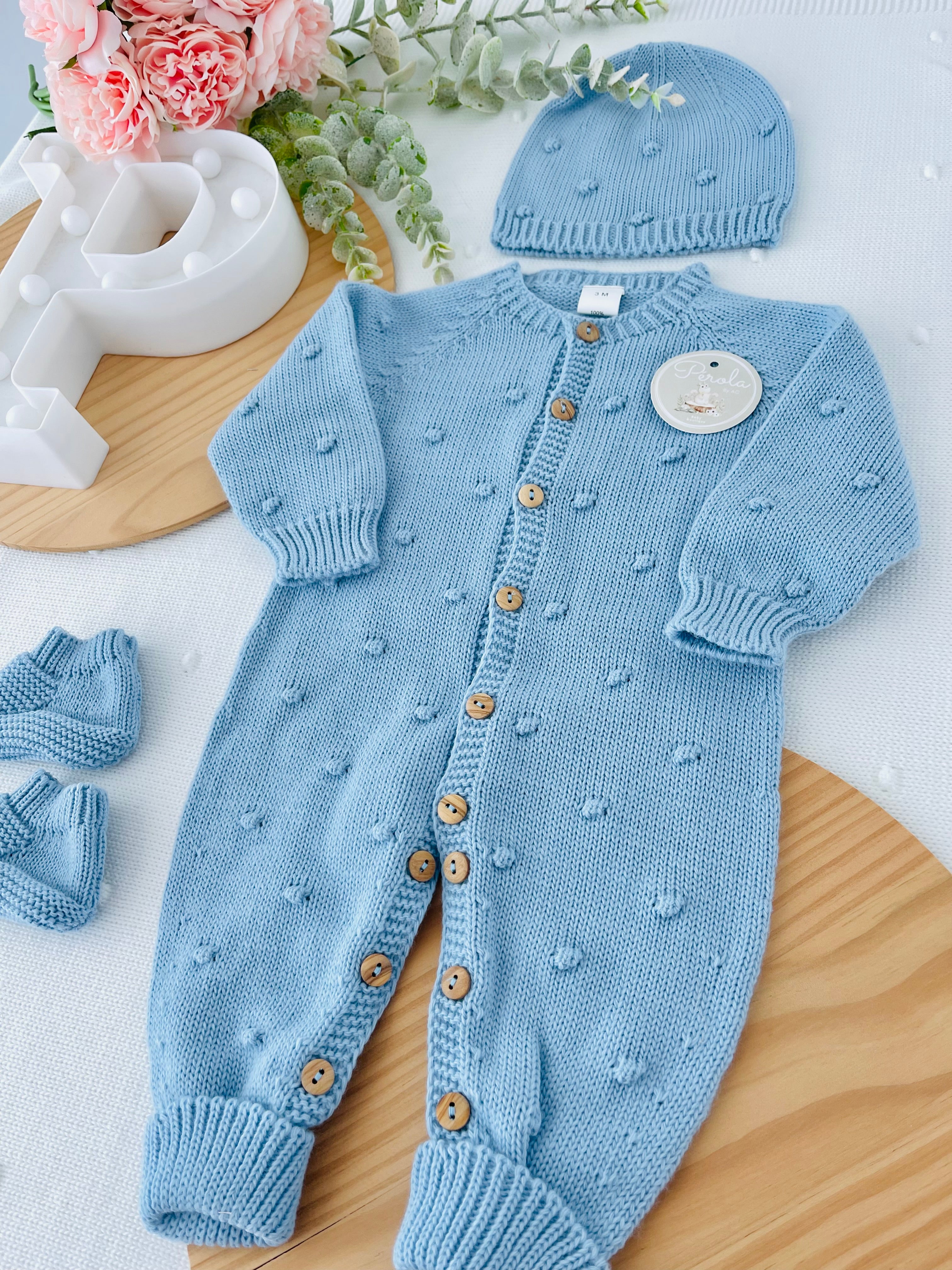 Conjunto bolinhas azul : macacão, gorro e carapins de malha