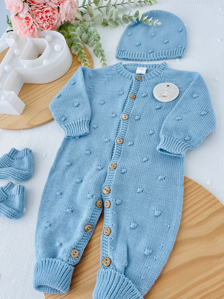 Conjunto bolinhas: macacão, gorro e carapins de malha