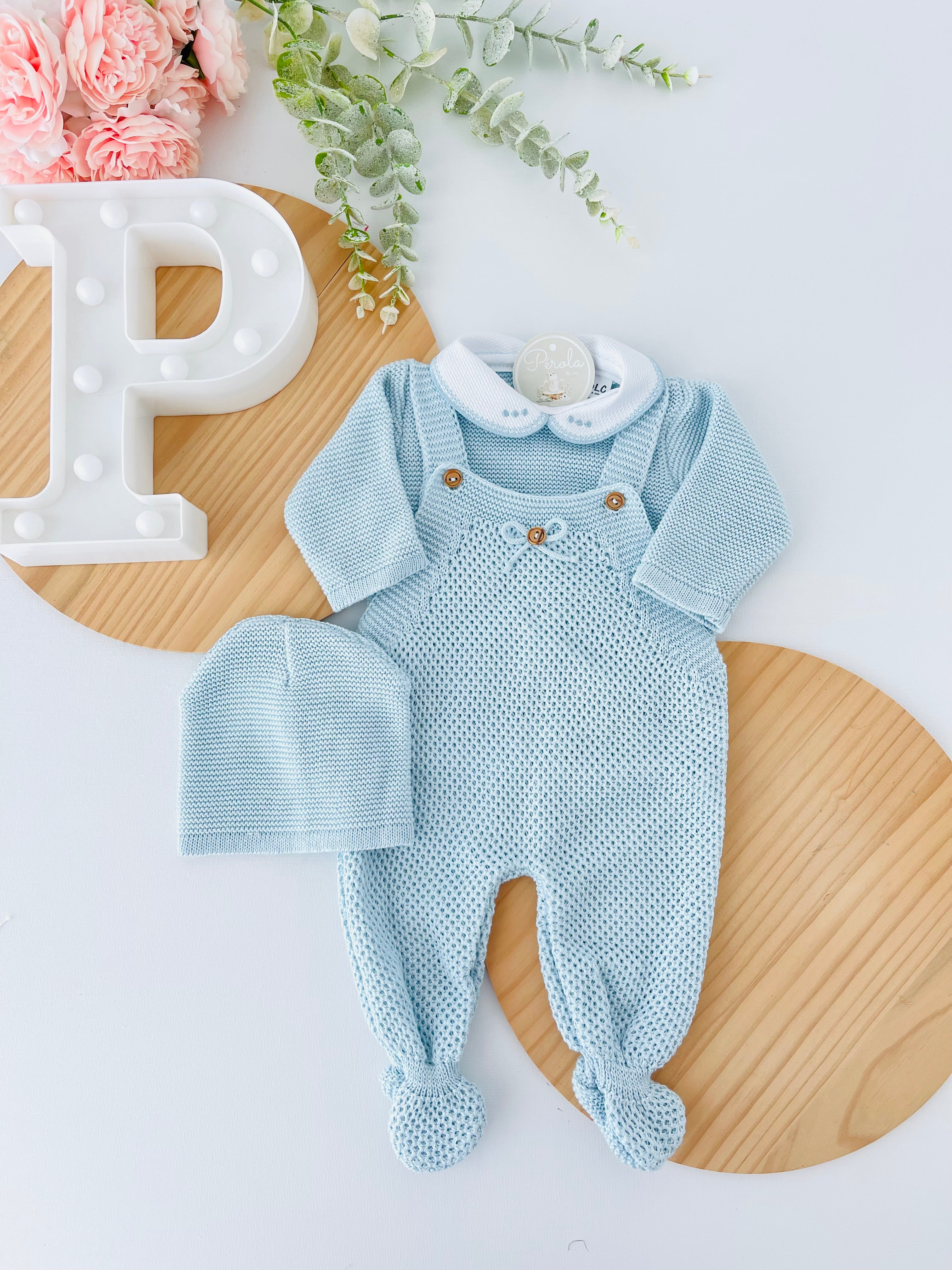 Saída de maternidade laço: jardineiras, camisola e gorro