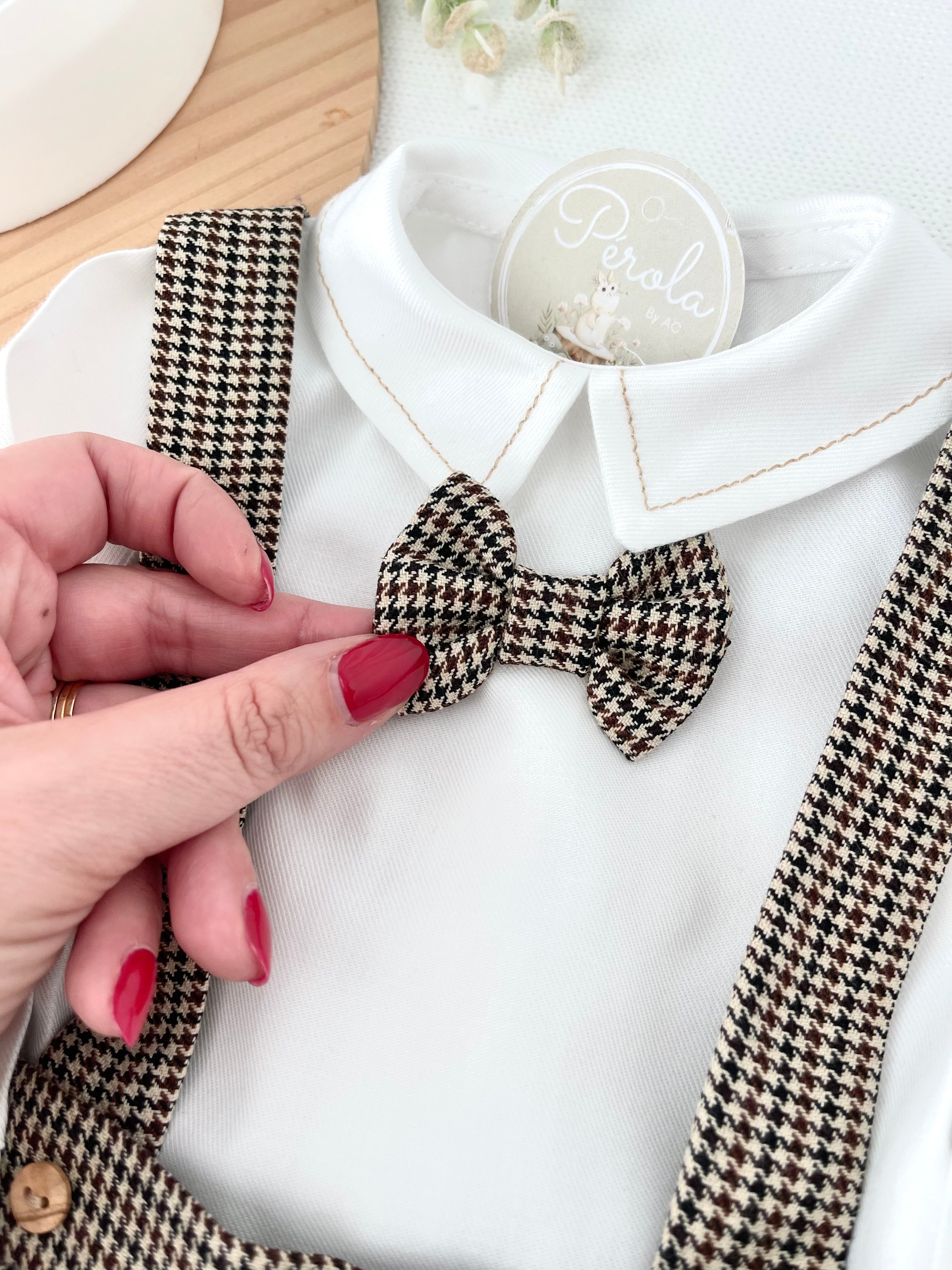 Conjunto xadrez castanho  menino: calções, camisa e laço xadrez