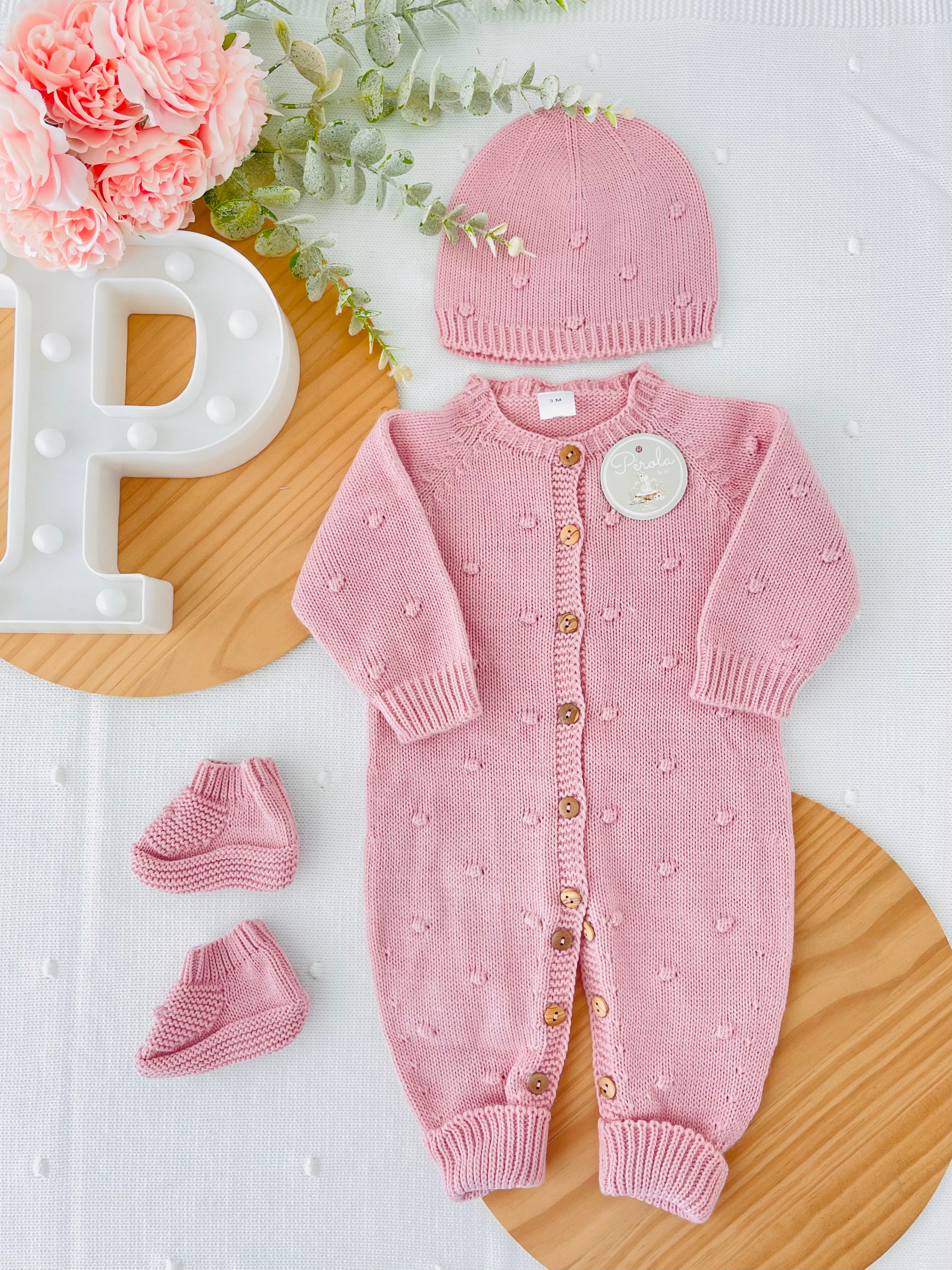 Conjunto bolinhas ROSA: macacão, gorro e carapins de malha