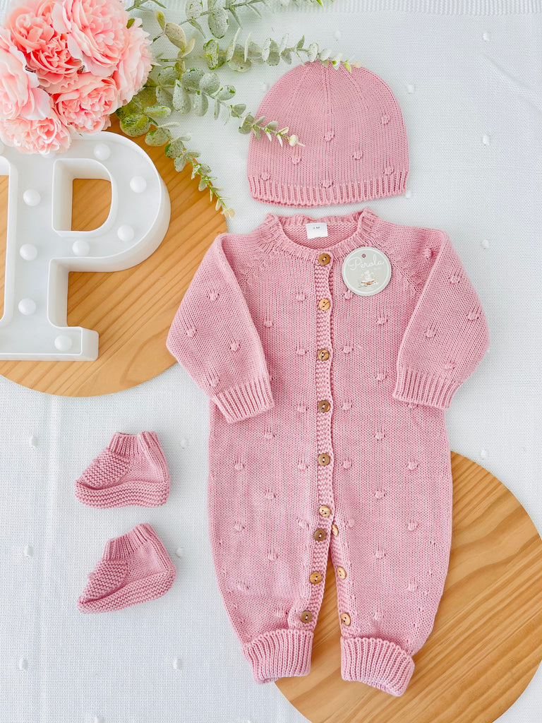 Conjunto bolinhas: macacão, gorro e carapins de malha