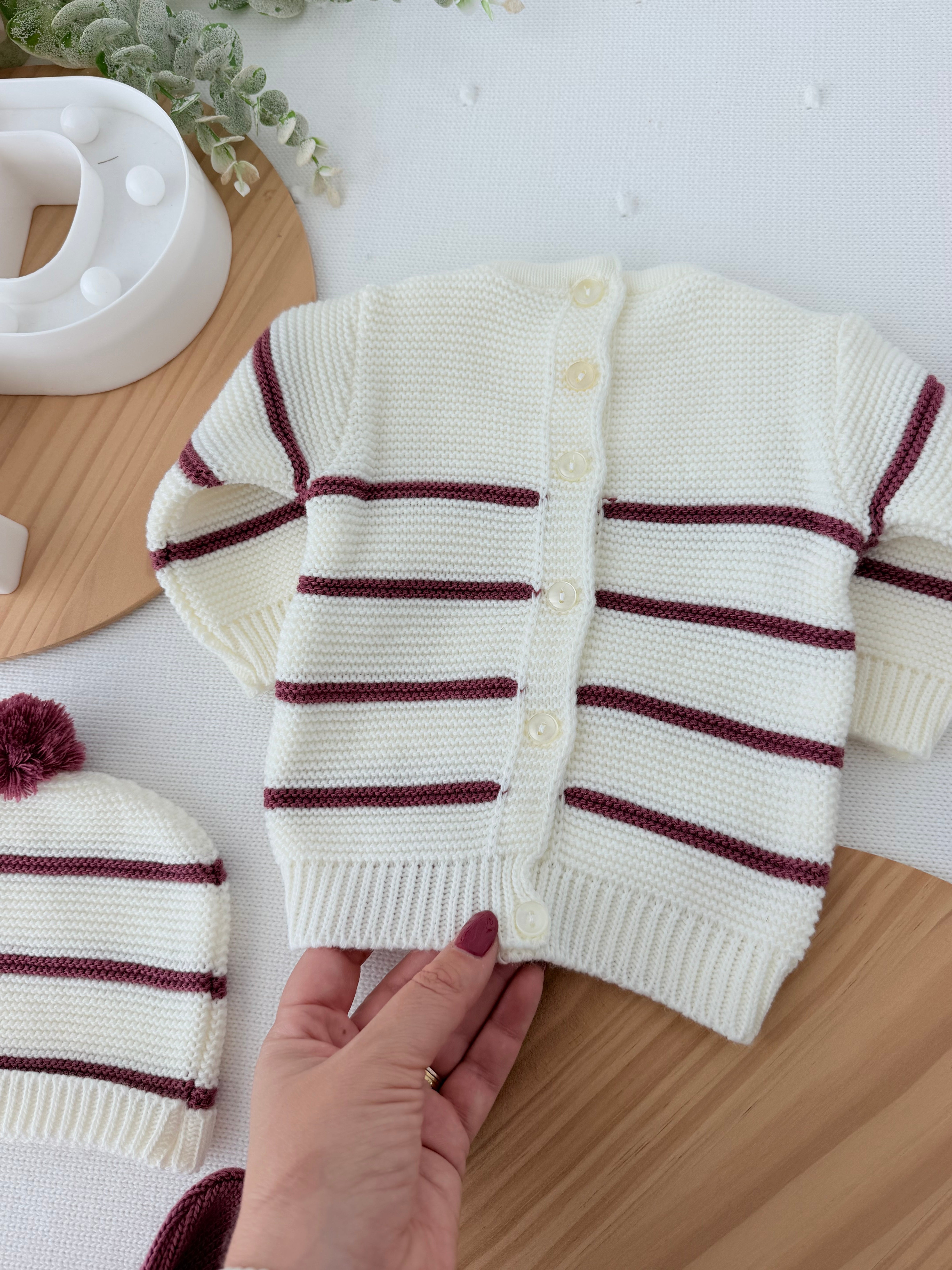 Conjunto risquinhas berinjela: jardineiras, camisola e gorro