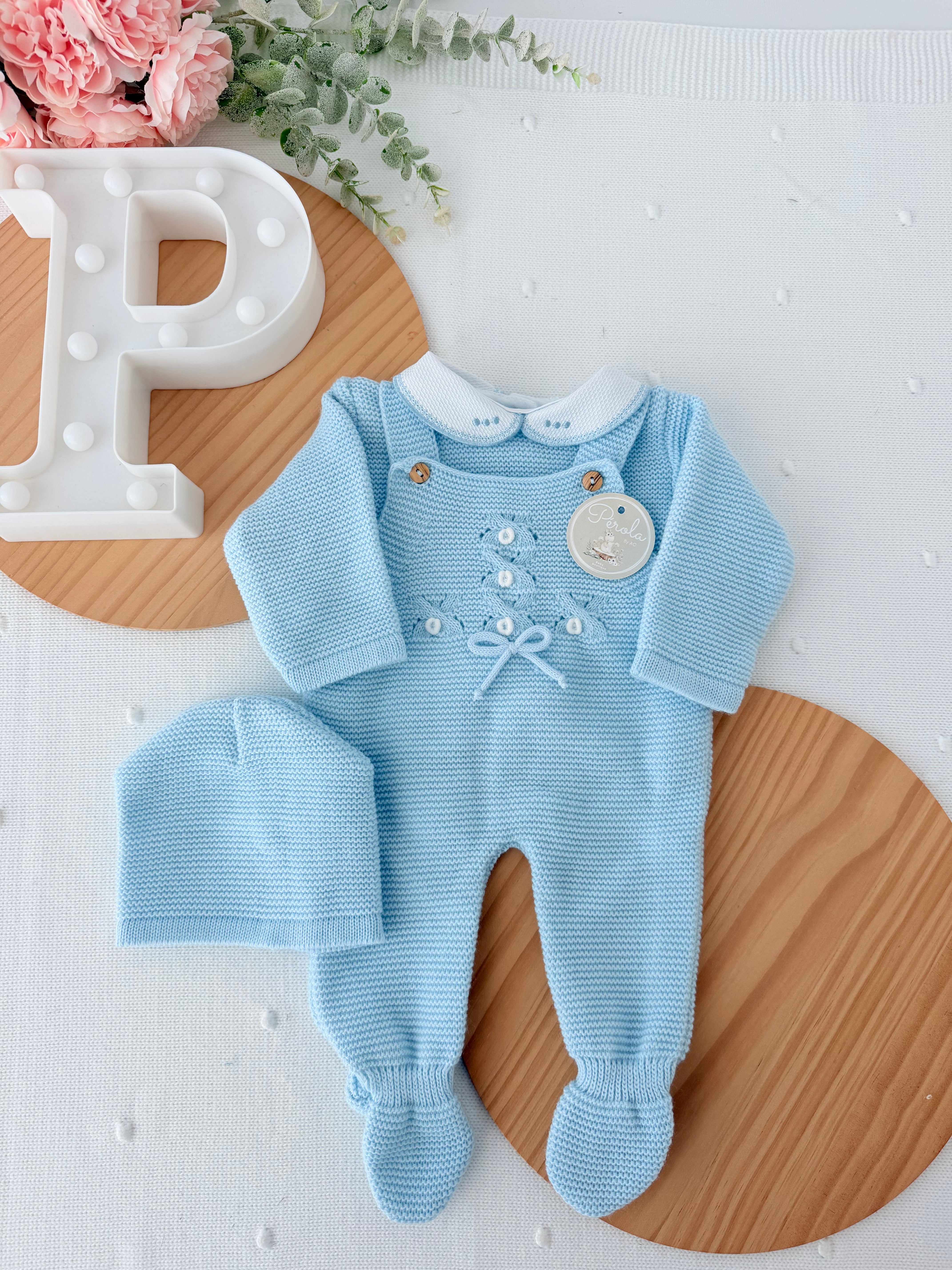 Saídas de maternidade: jardineiras, camisola e gorro outono inverno
