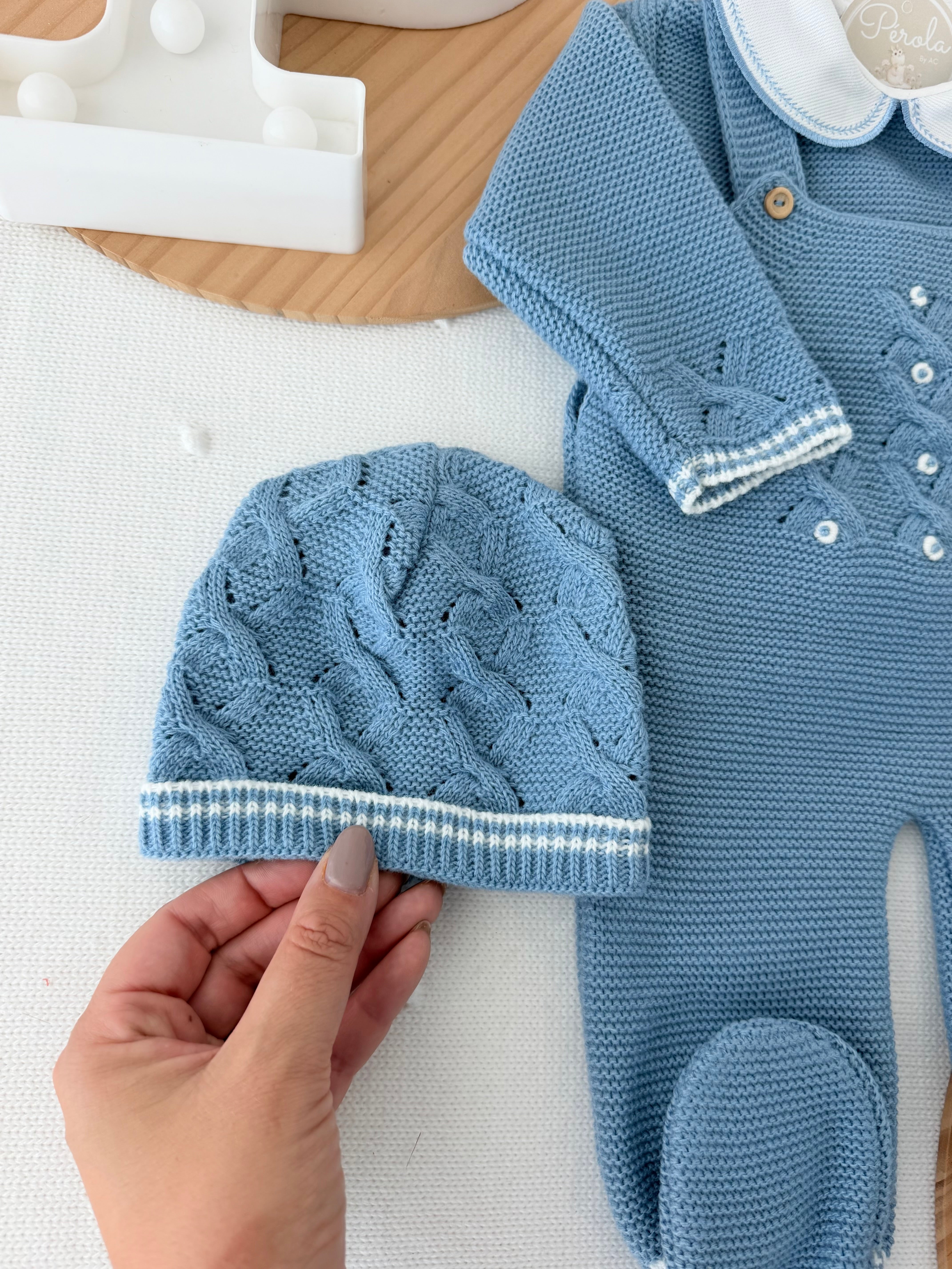 Saída de maternidade azul cobalto : jardineiras, camisola e gorro malha quentinha