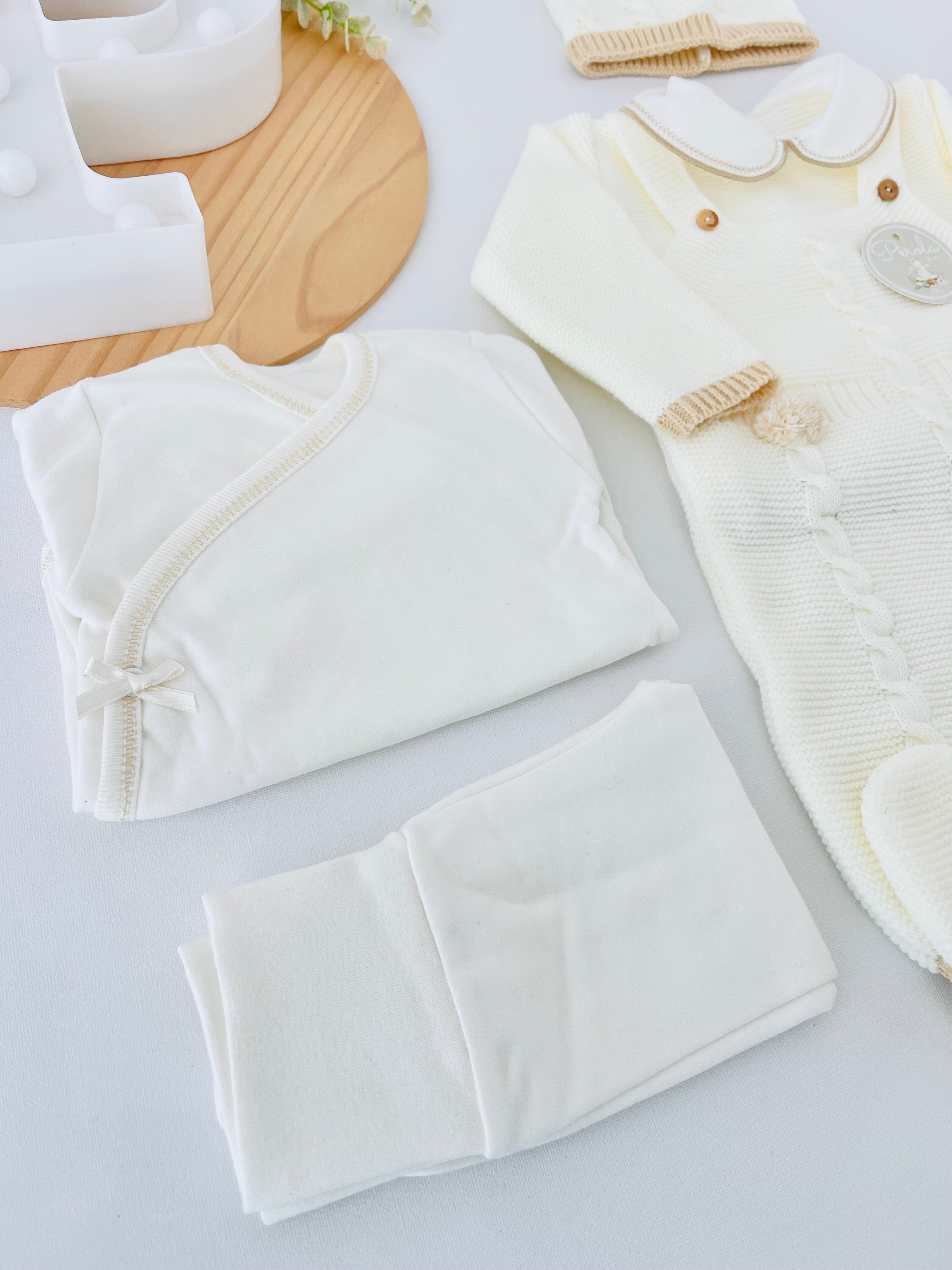 Pack saída de maternidade Pérola 5 peças: body, calças, jardineiras, camisola e gorro