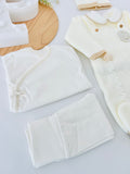Pack saída de maternidade Pérola 5 peças: body, calças, jardineiras, camisola e gorro