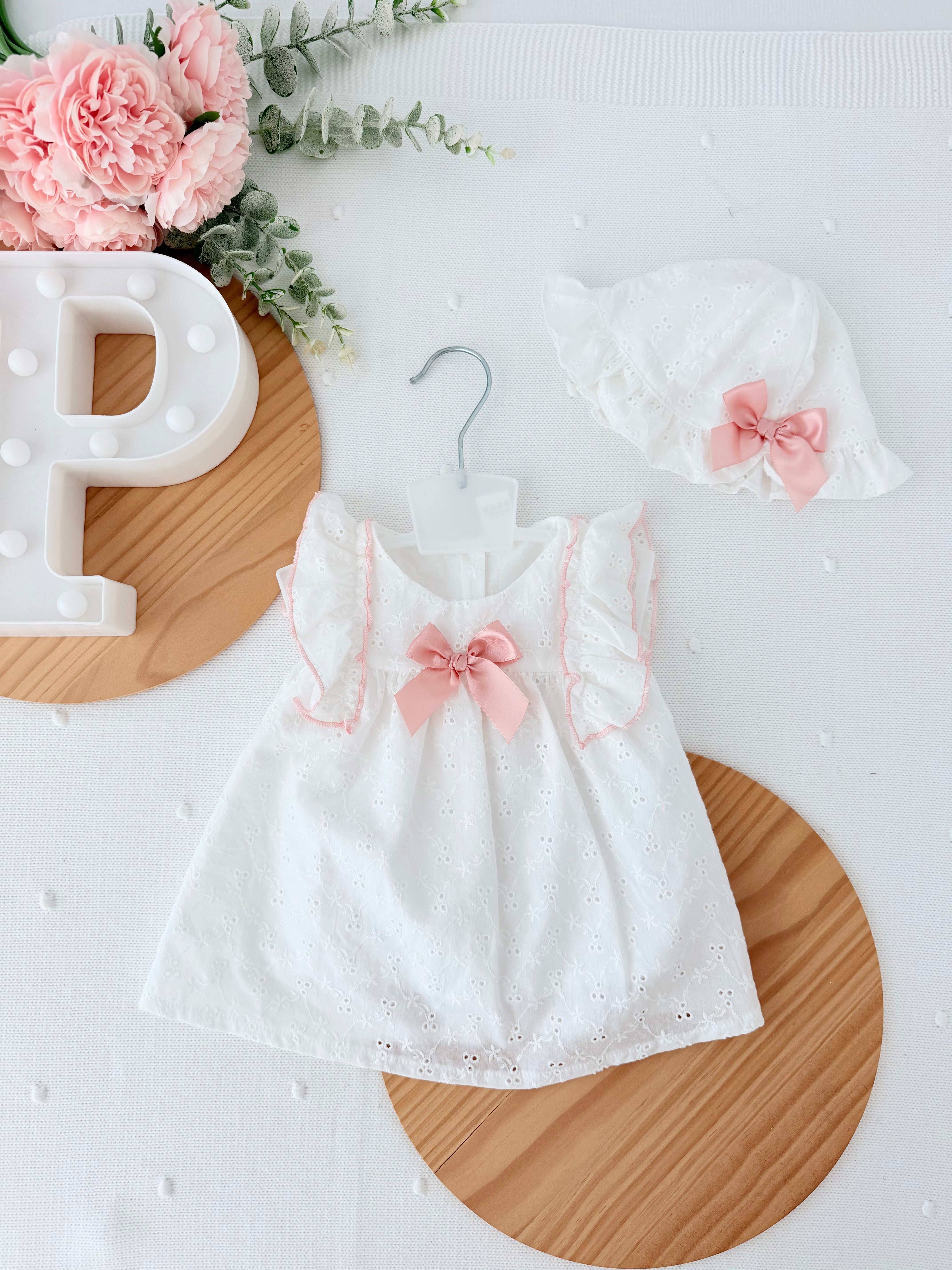 Vestido e chapéu com laço