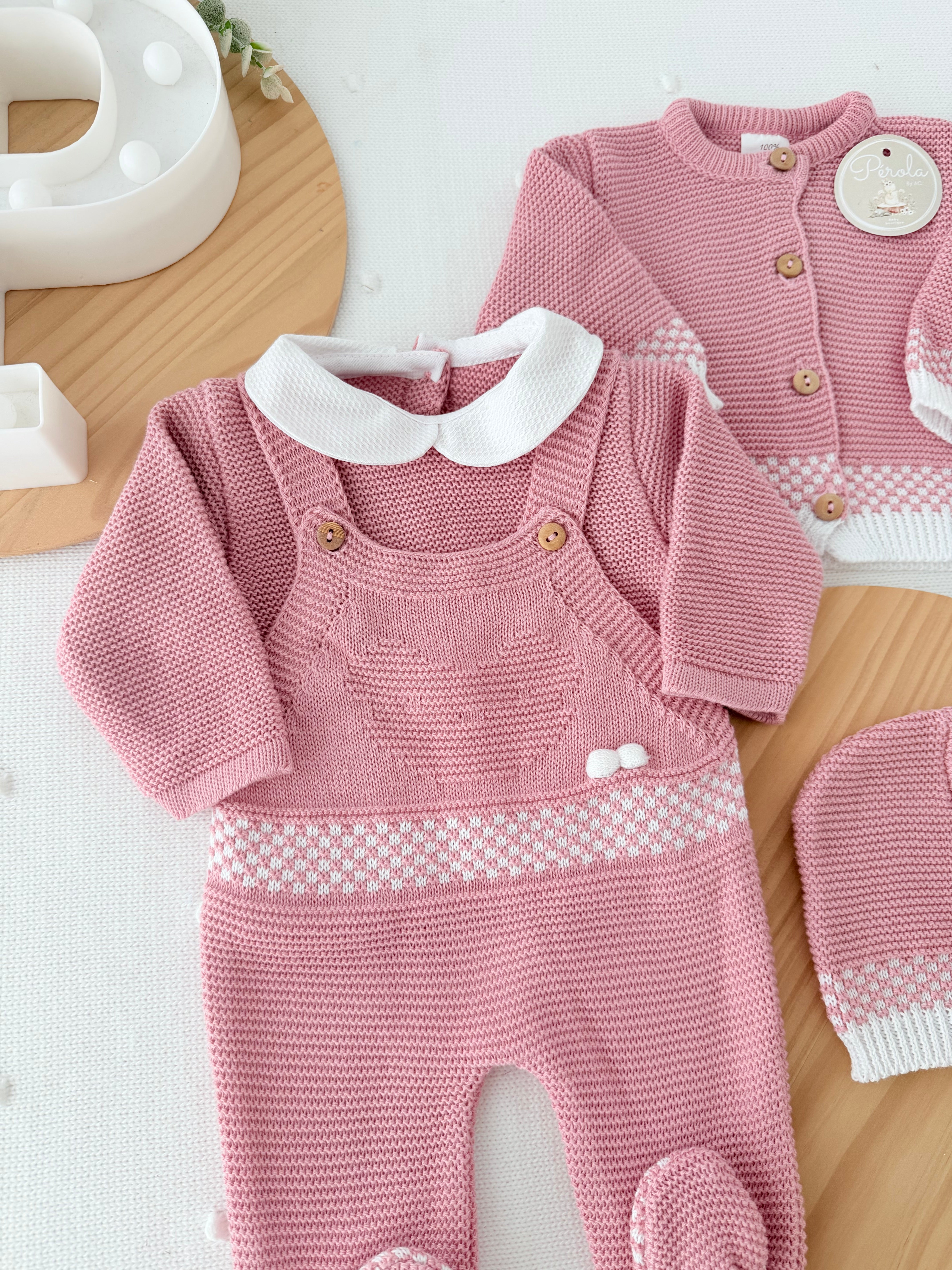 Saída de maternidade ursinho- casaco, jardineiras, camisola e gorro