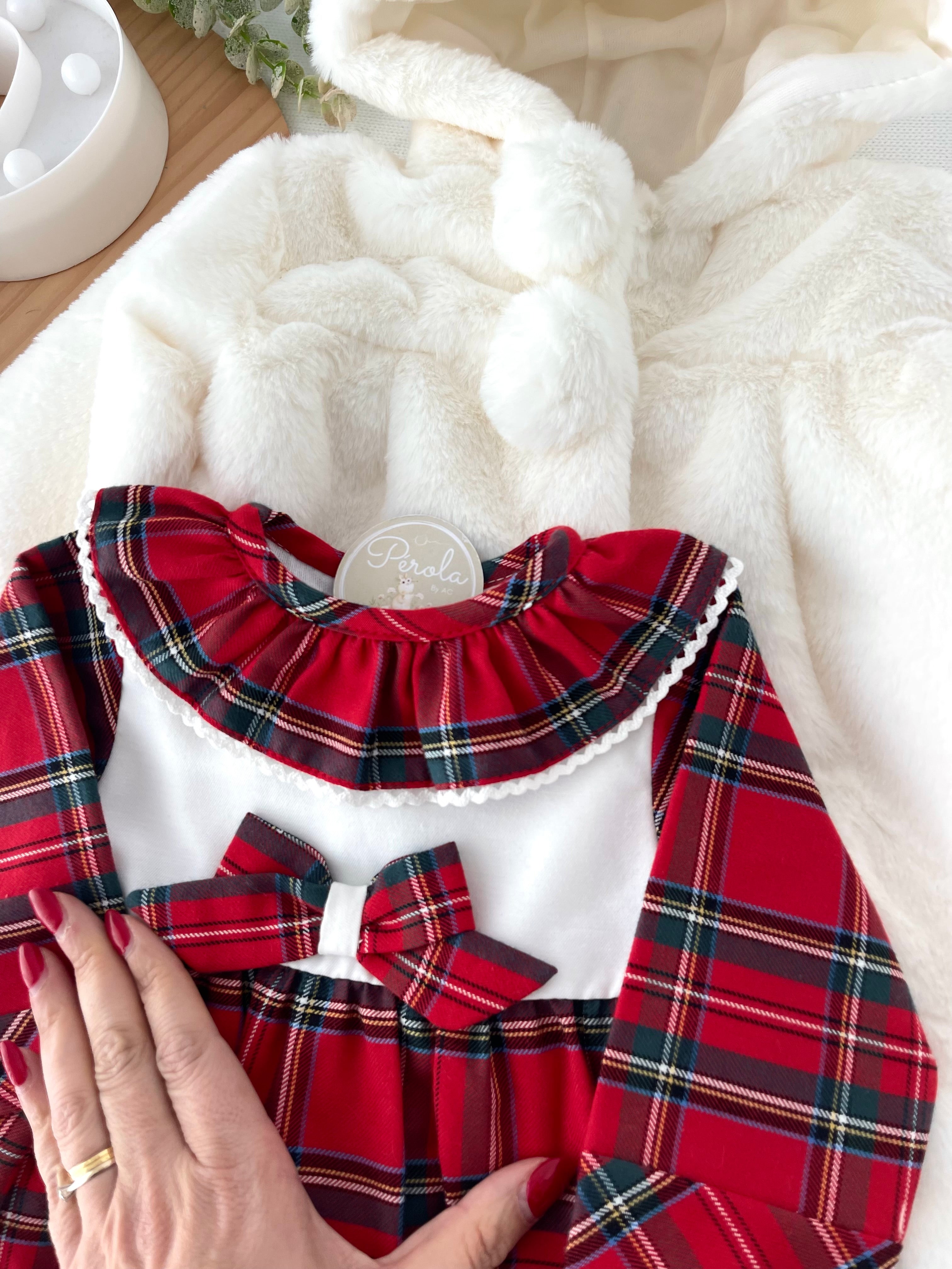 Conjunto: casaco de pêlo comprido e vestido
