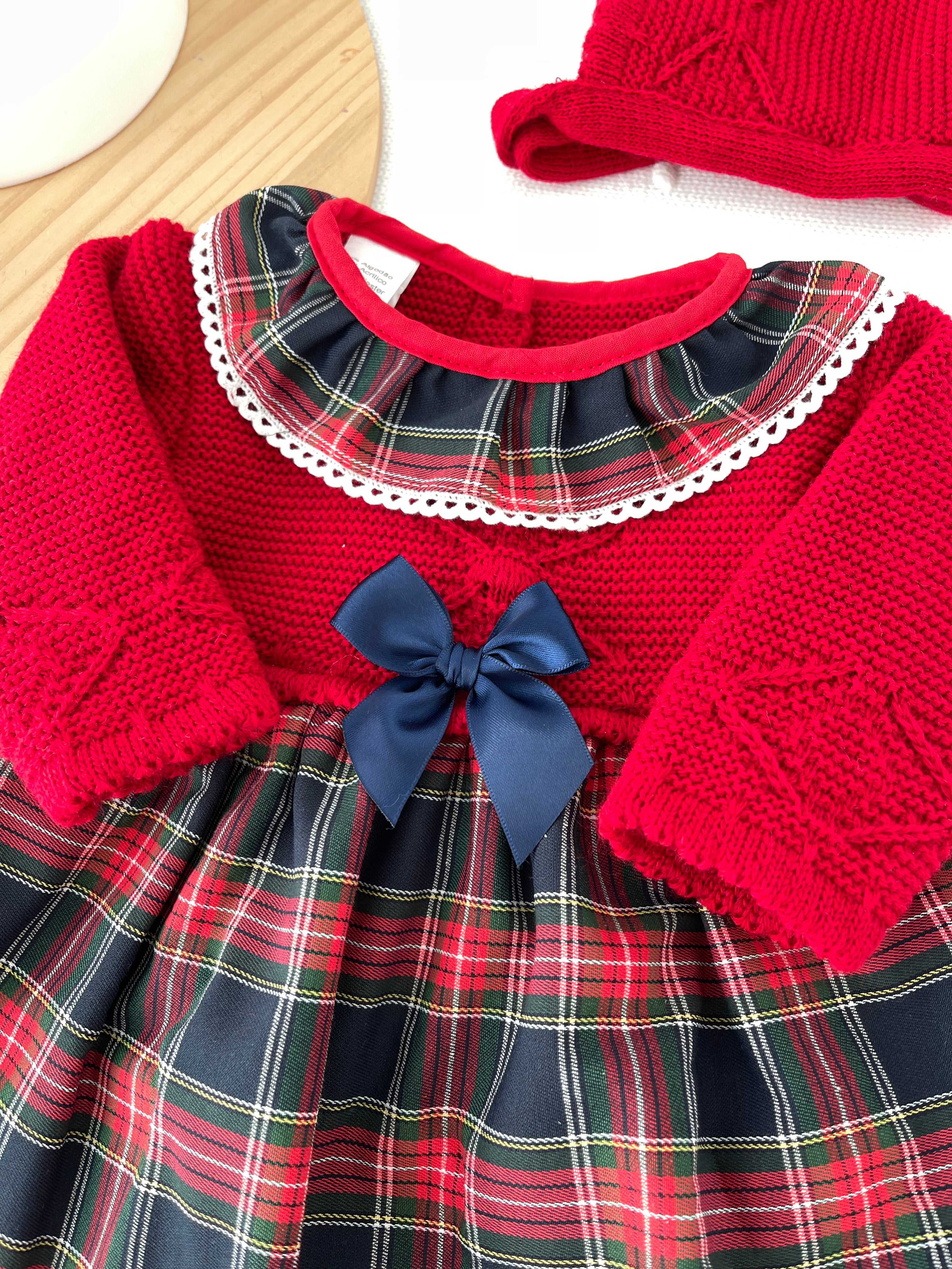 Vestido e touca em malha e xadrez azul marinho