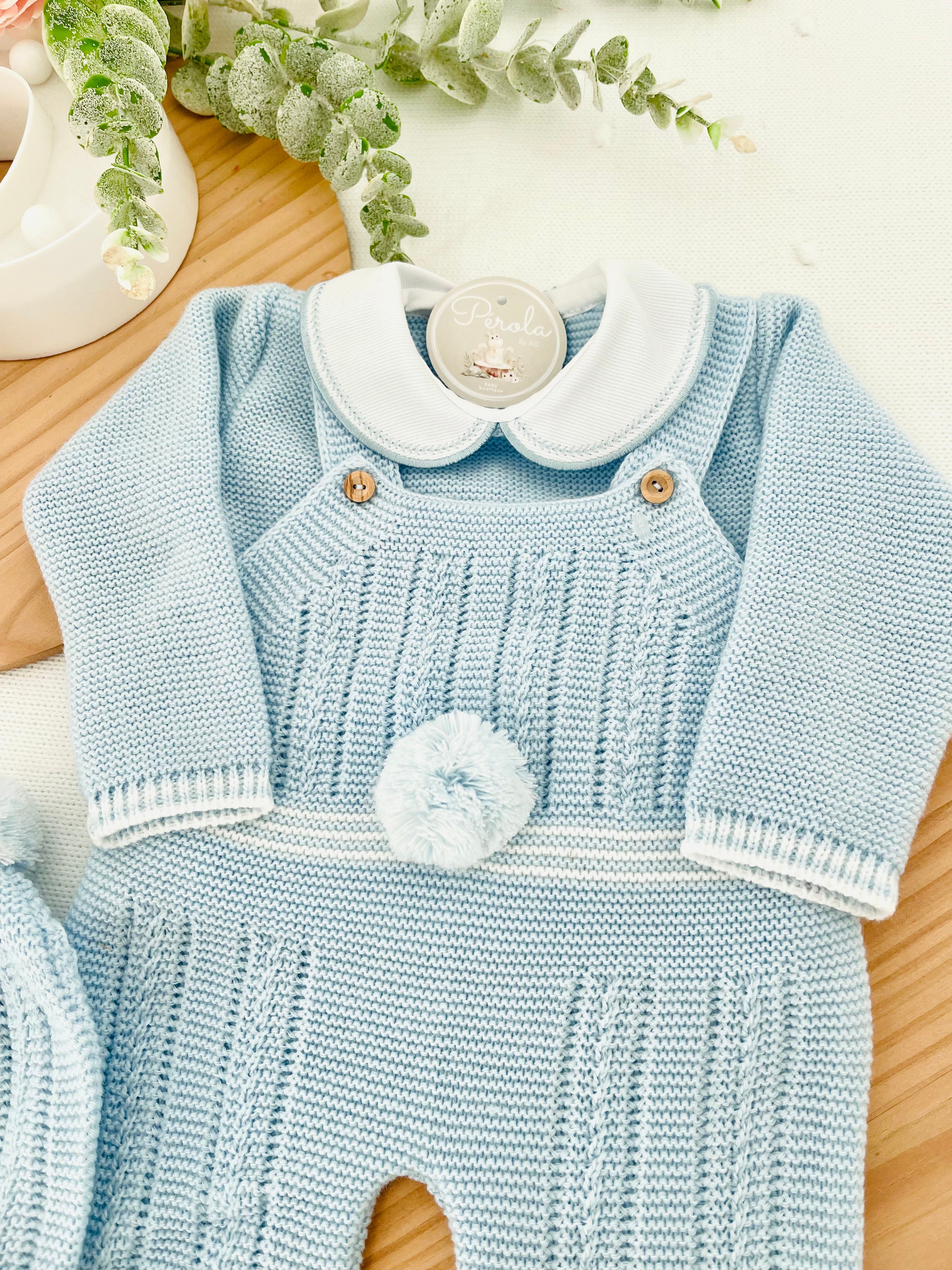 Conjunto Pompom Azul: jardineiras, camisola e gorro