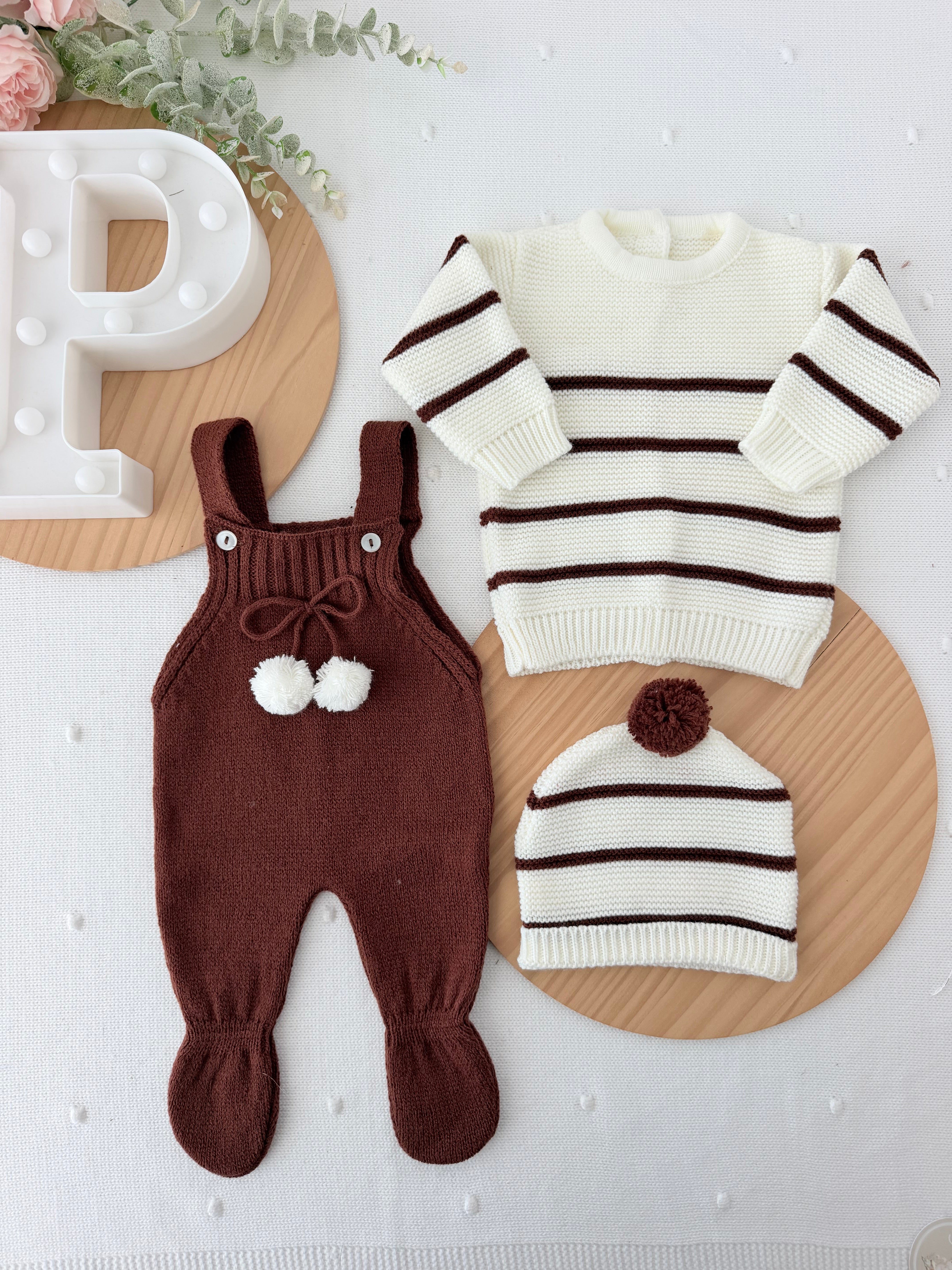 Conjunto risquinhas castanho: jardineiras, camisola e gorro