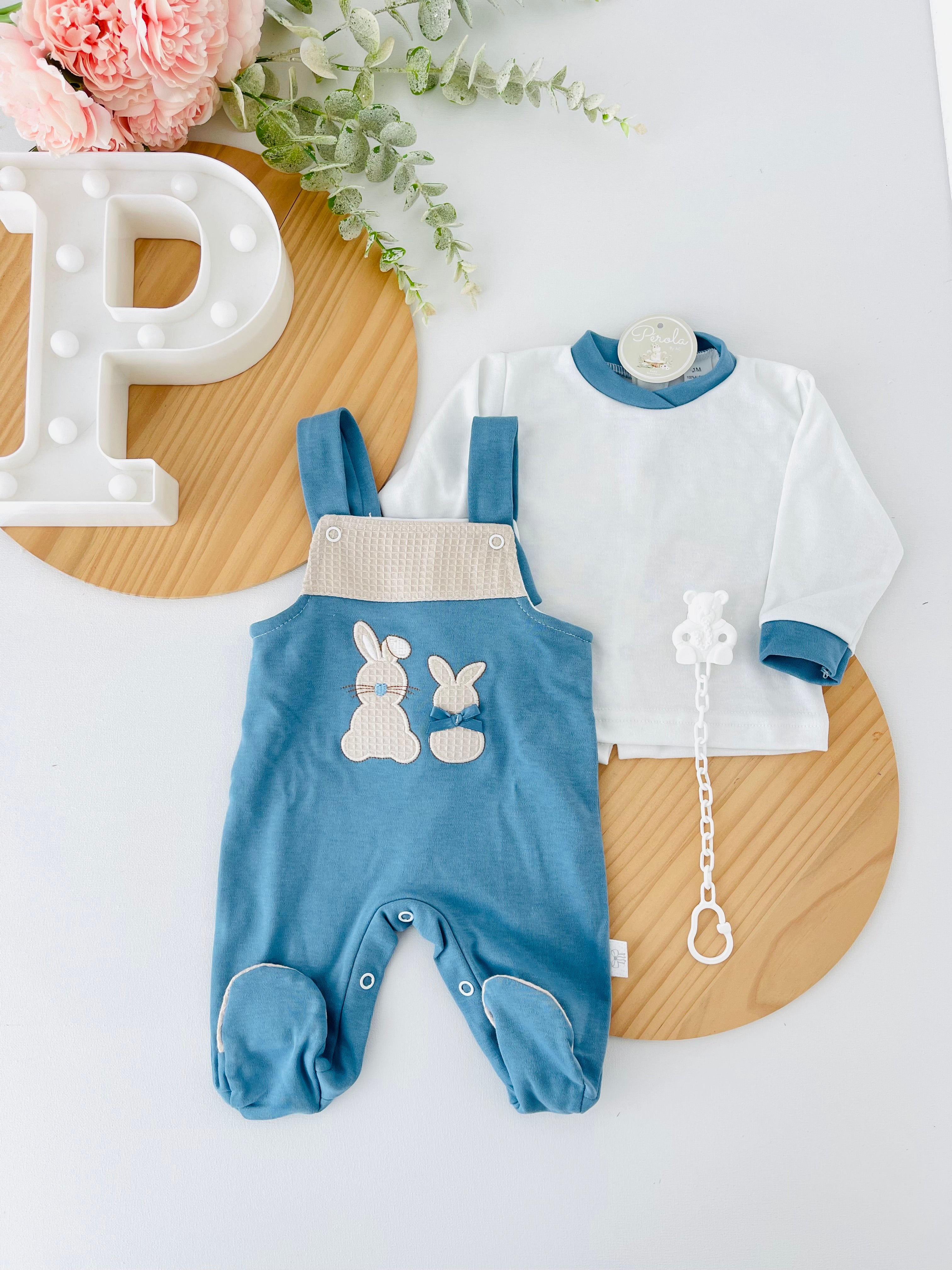 Conjunto coelhinhos: jardineiras, camisola e prende chupetas