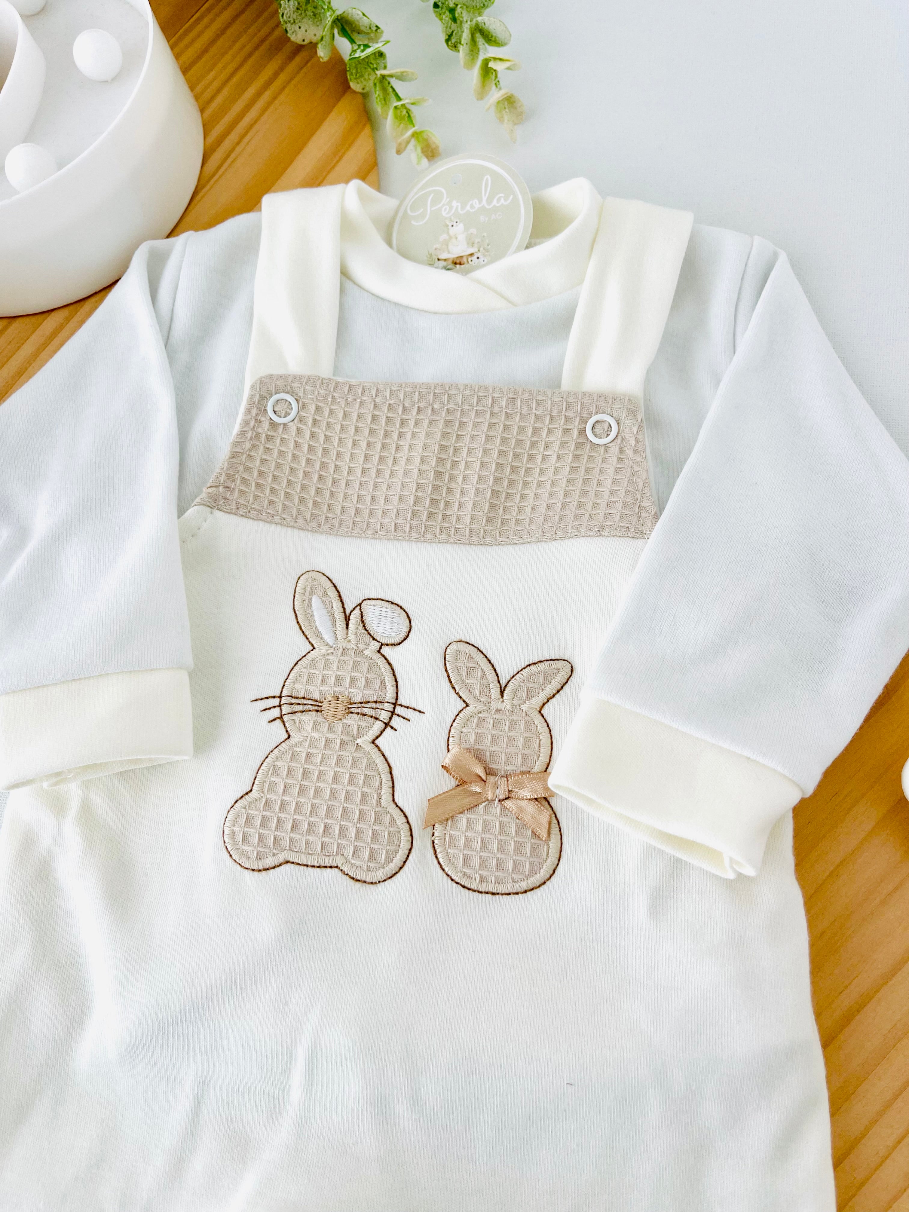 Conjunto coelhinhos: jardineiras, camisola e prende chupetas