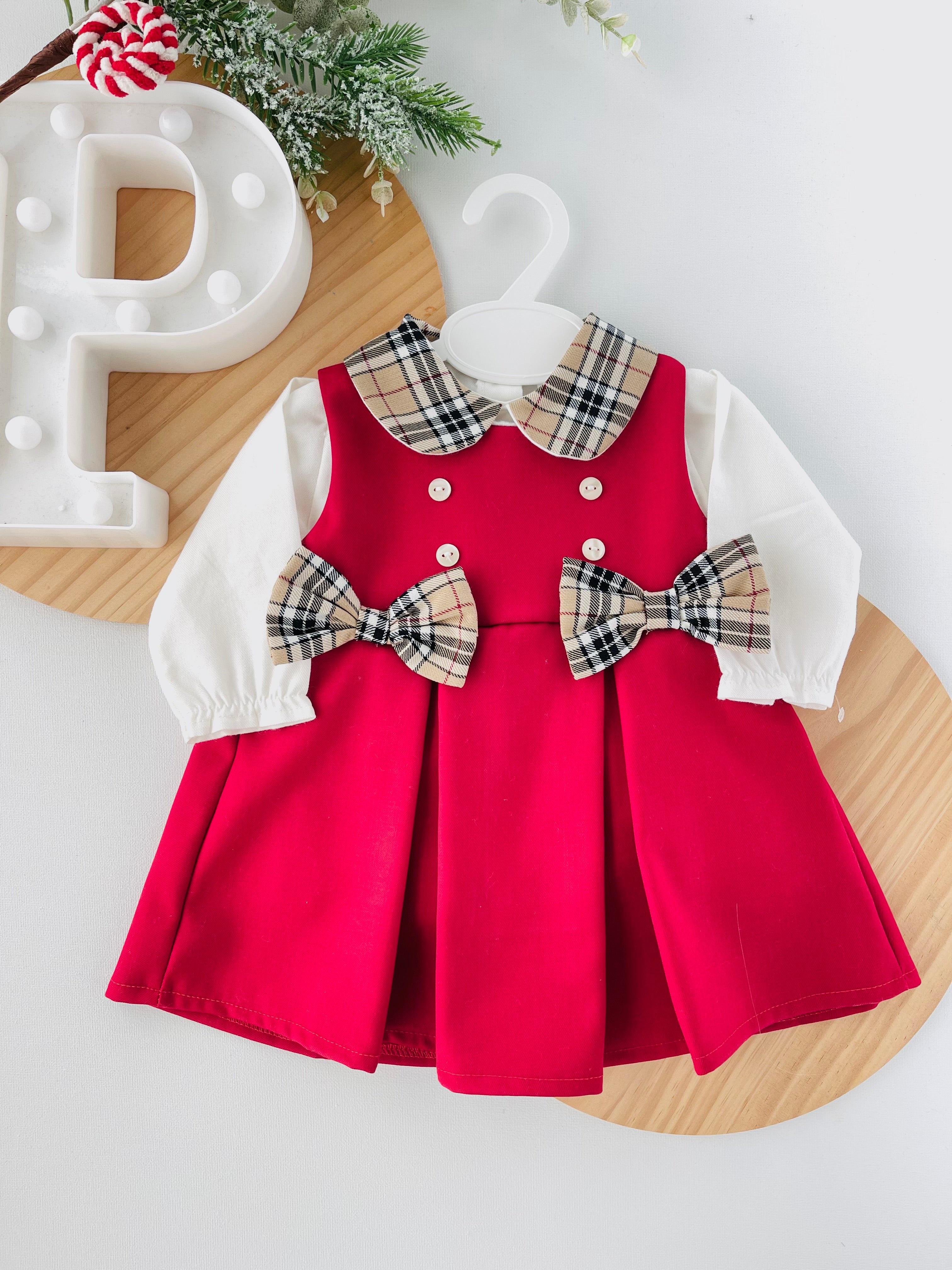 Vestido e blusa com gola xadrez