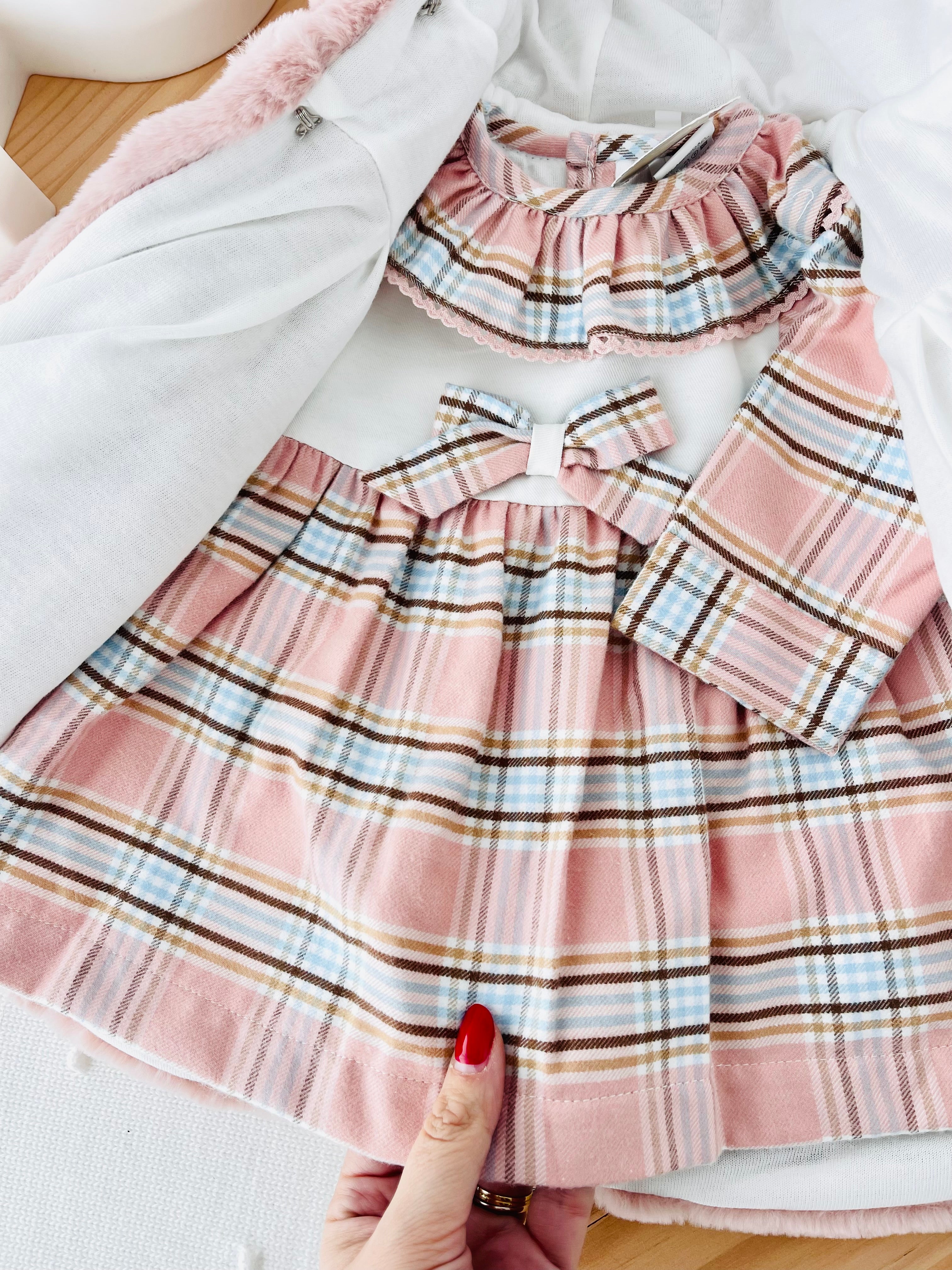 Conjunto Bela: casaco de pêlo comprido e vestido