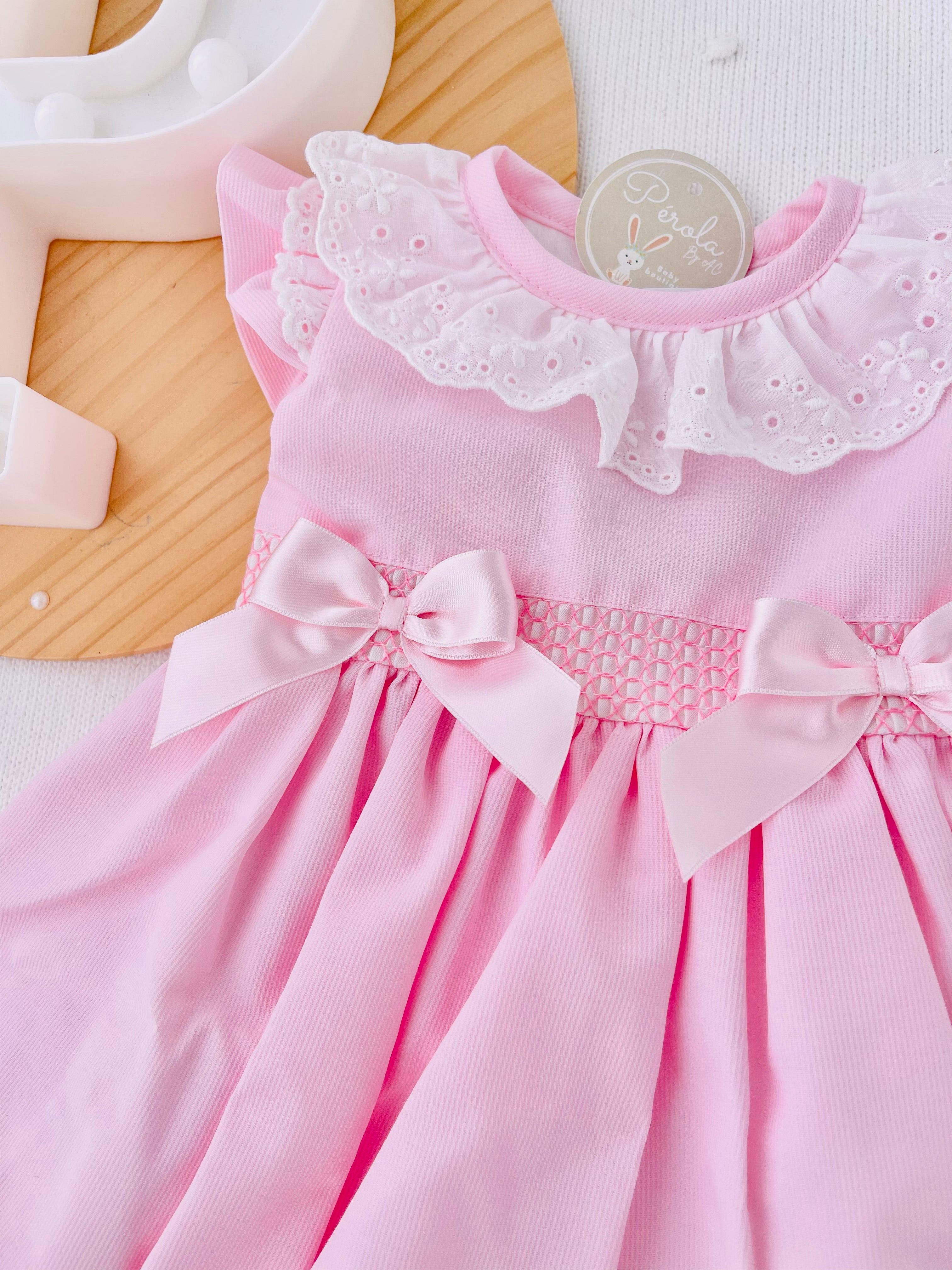 Conjunto cerimónia rosa: vestido com laço grande nas costas e tapa fraldas