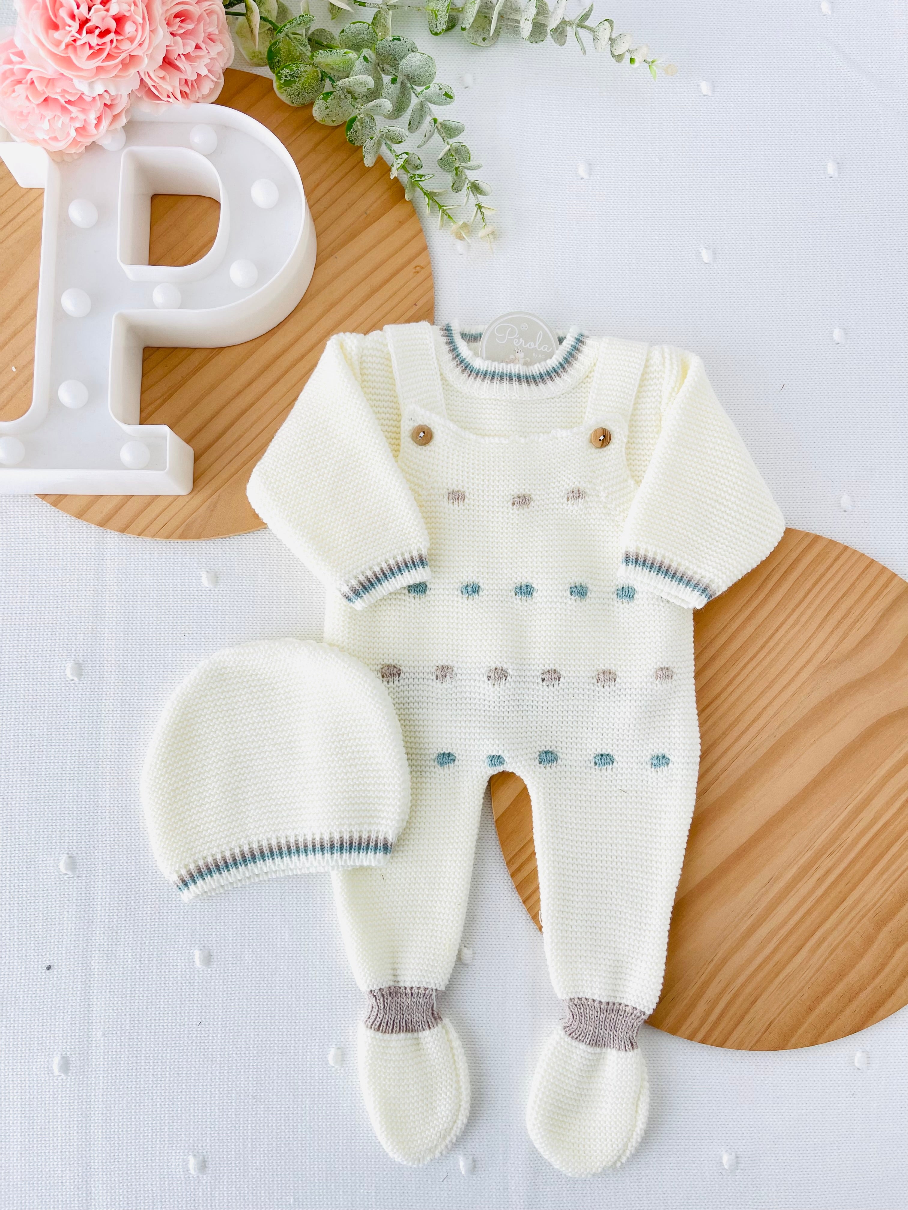 Conjunto pintas unissexo: jardineiras, camisola e gorro