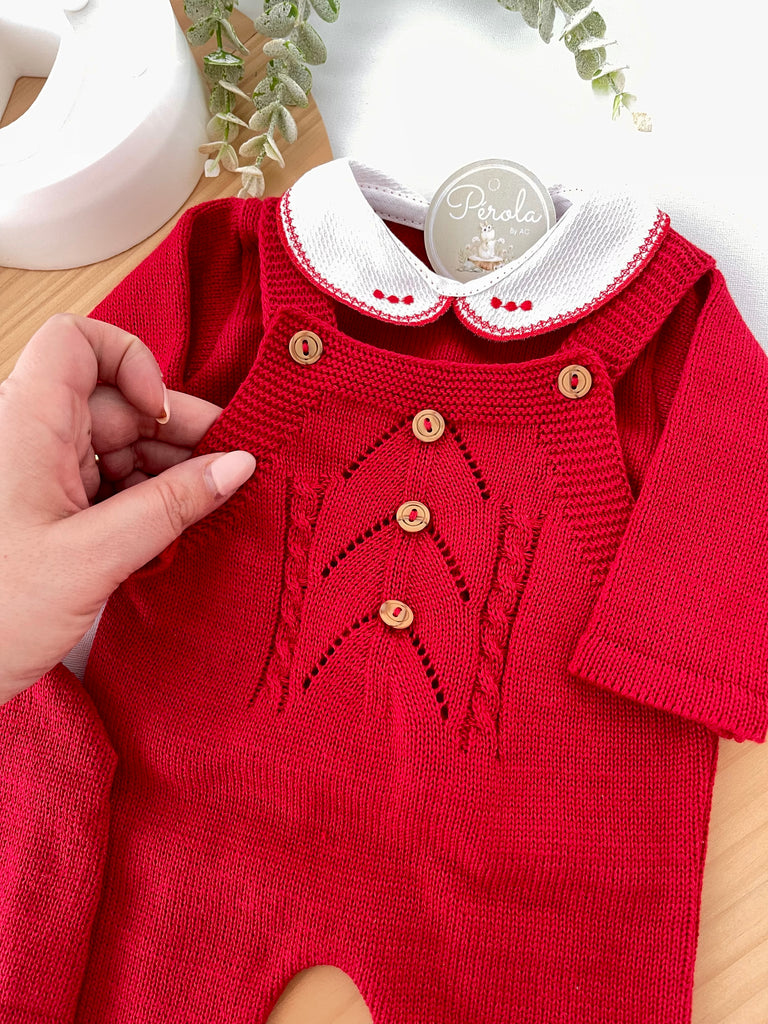 Saída de maternidade vermelho unissexo: jardineiras, camisola e gorro