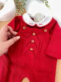 Saída de maternidade vermelho unissexo: jardineiras, camisola e gorro