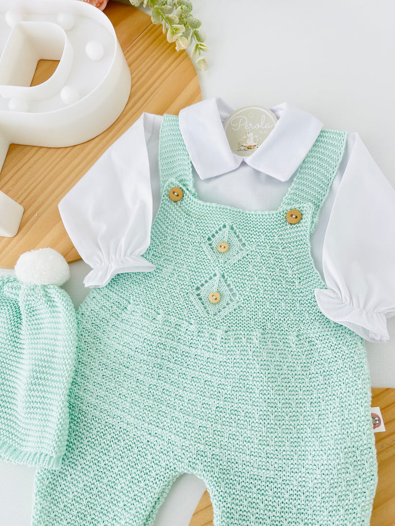 Saída de maternidade: camisa, gorro e jardineiras com pé