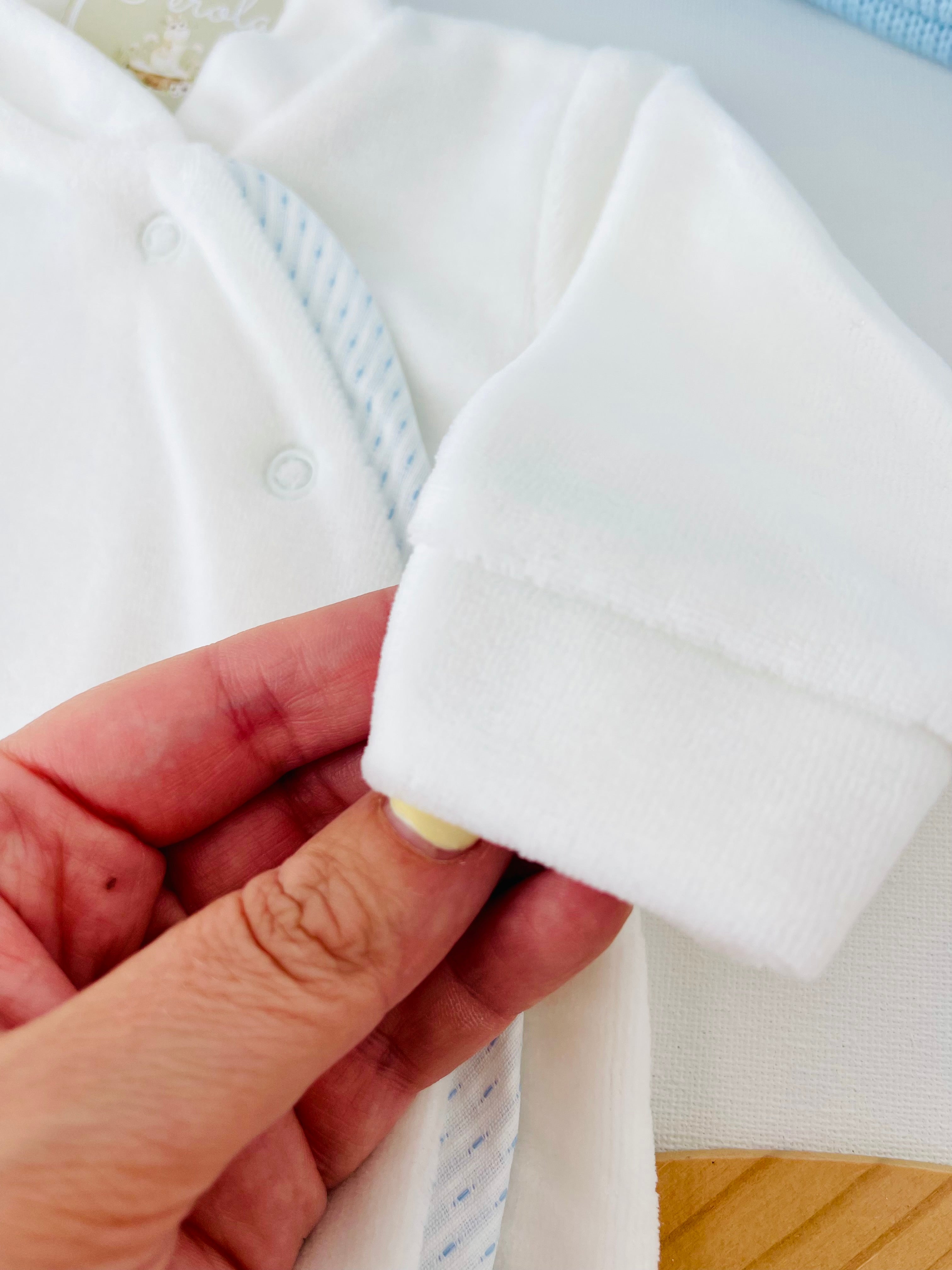 Babygrow branco para menino em veludo