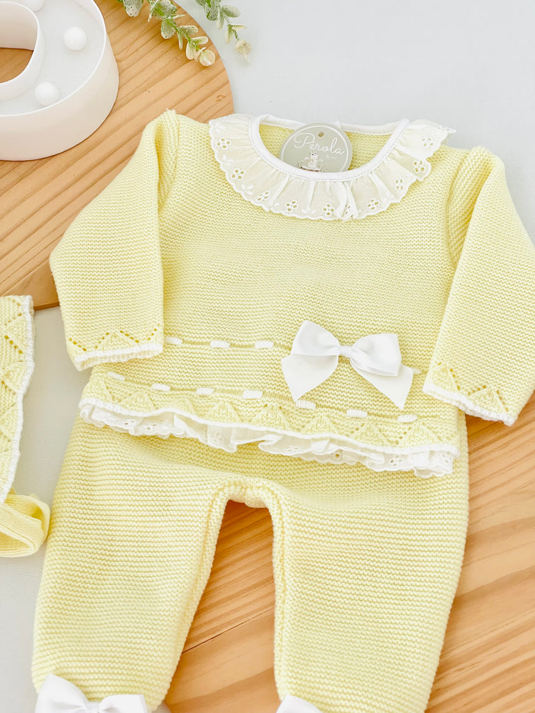 Conjunto rendinha amarelo: camisola, calças e touca