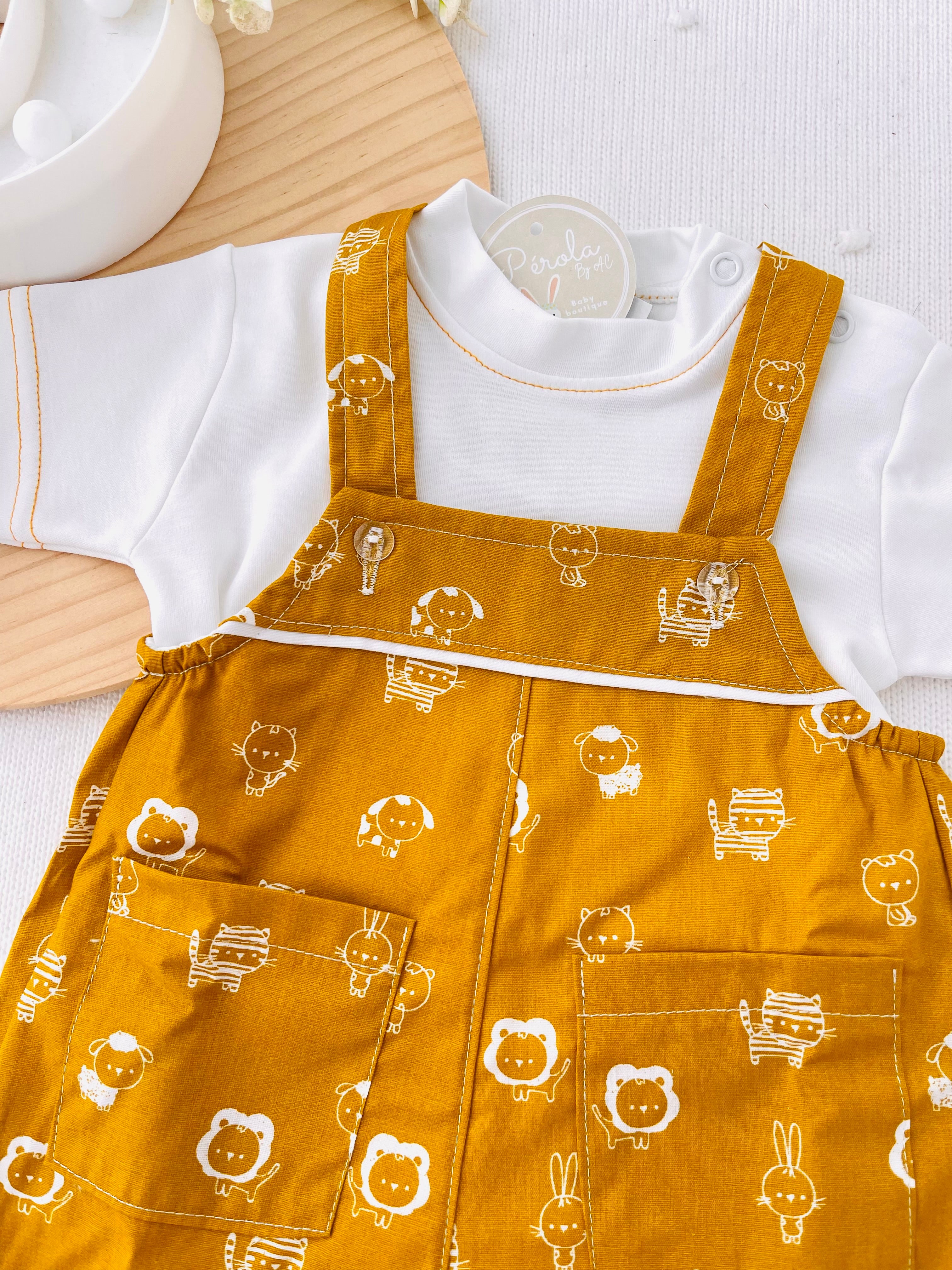 Jardineiras e tshirt amarelo