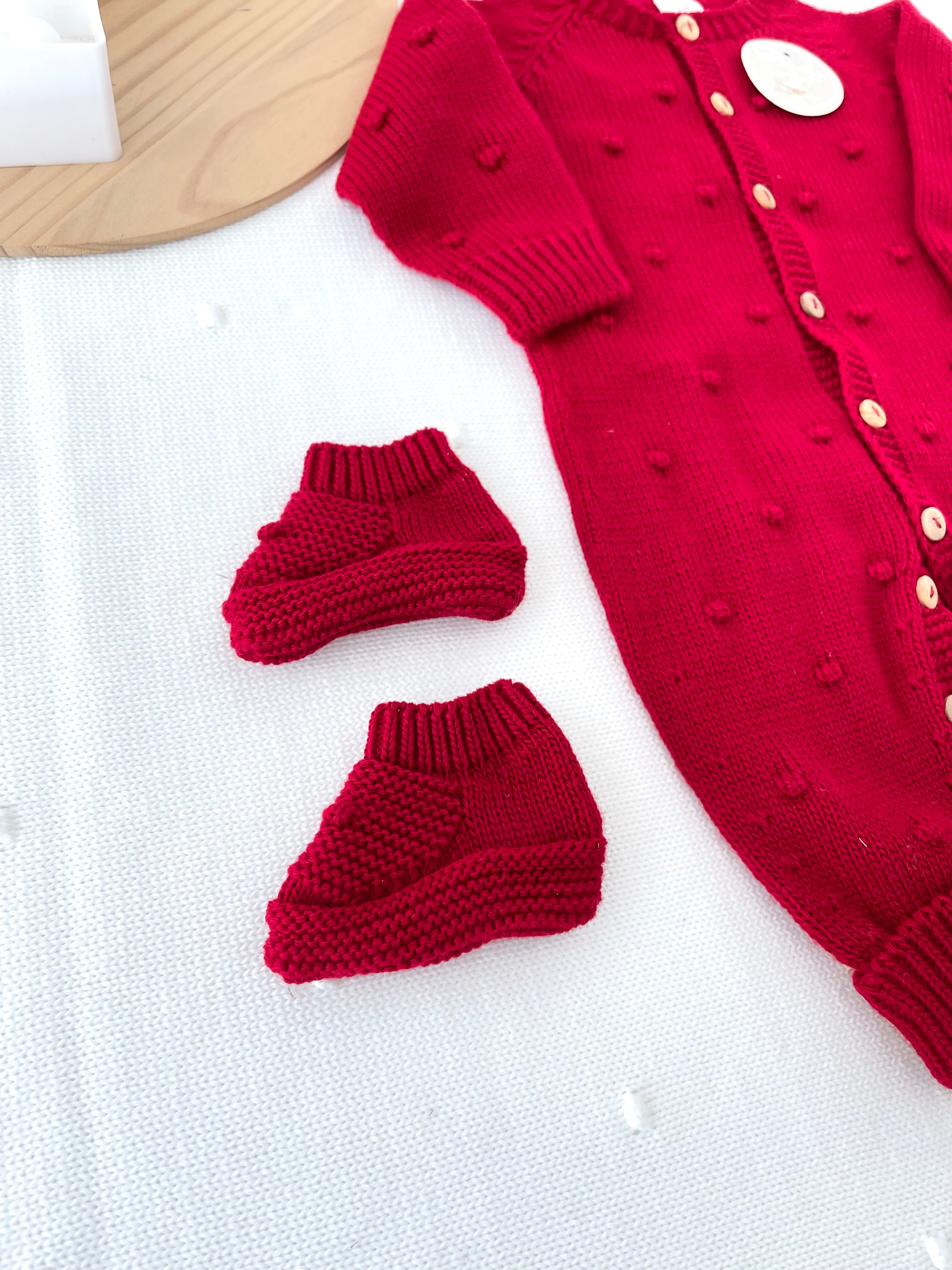Conjunto bolinhas VERMELHO: macacão, gorro e carapins de malha