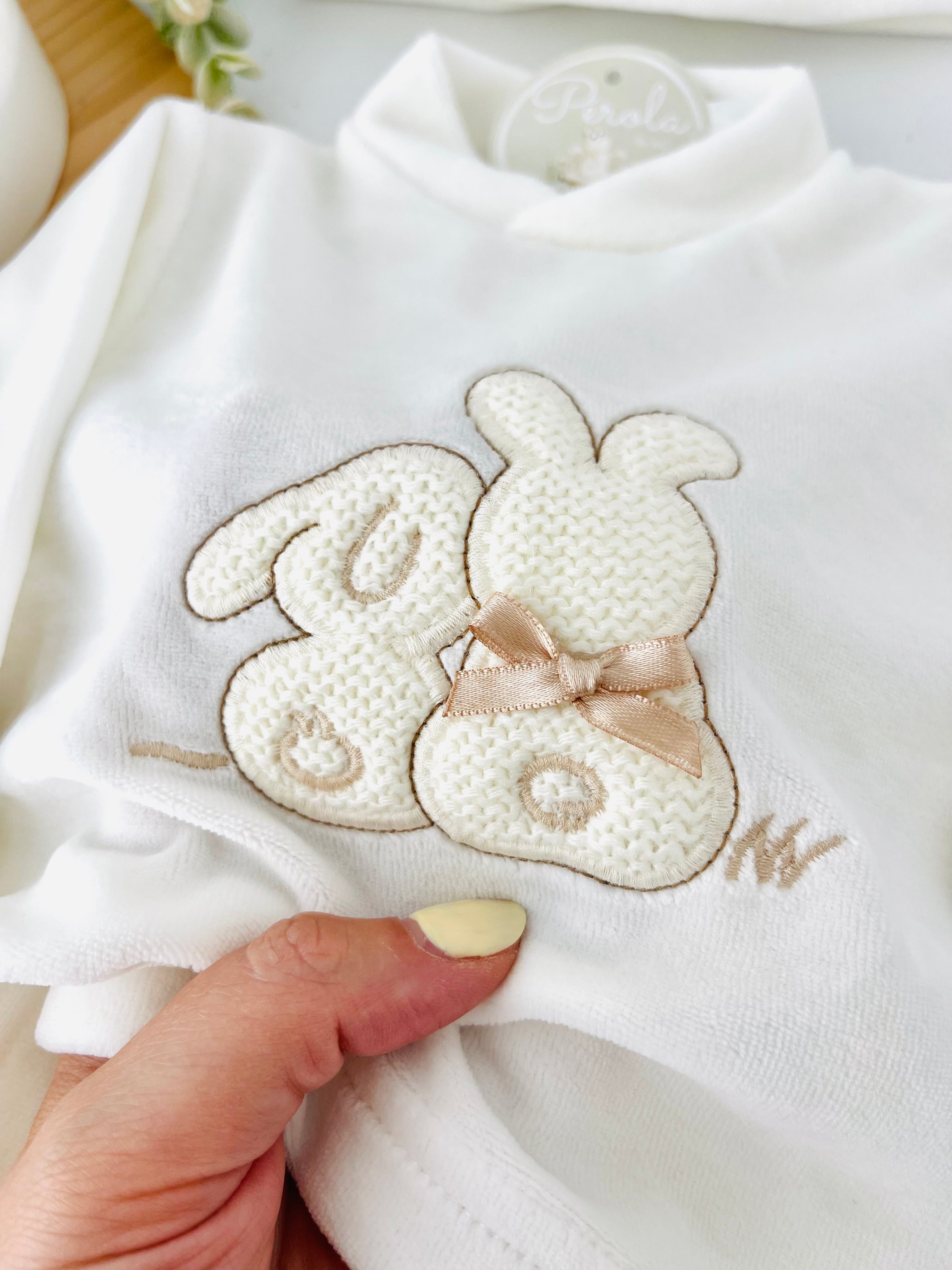 Conjunto em veludo 4 peças tema coelhinho : calças, camisola, carapins e gorro