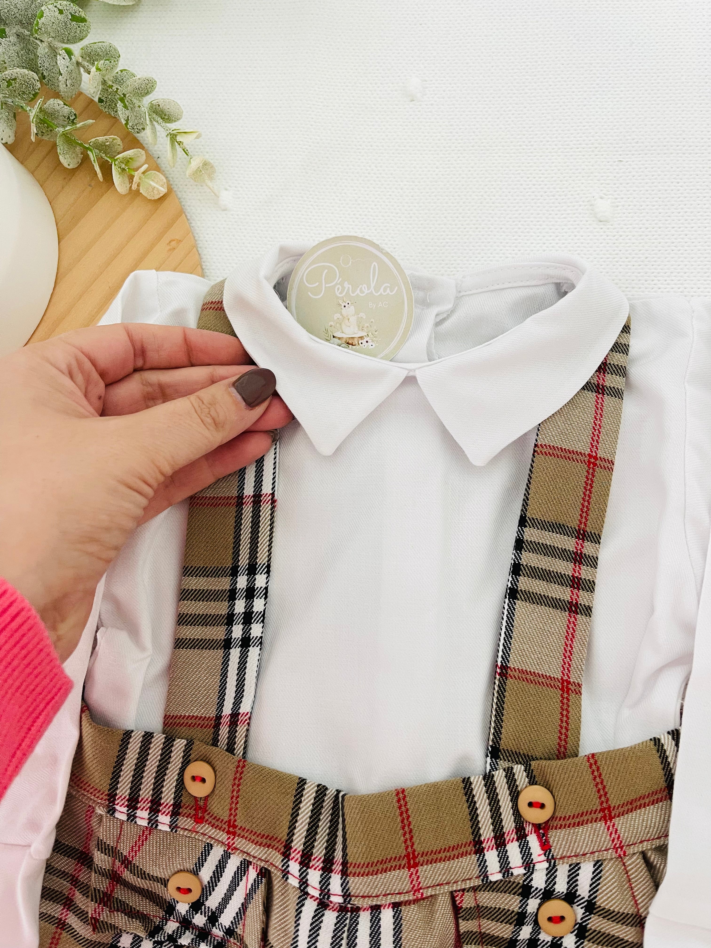 Conjunto menino xadrez estilo Burberry: Calções com alças e camisa