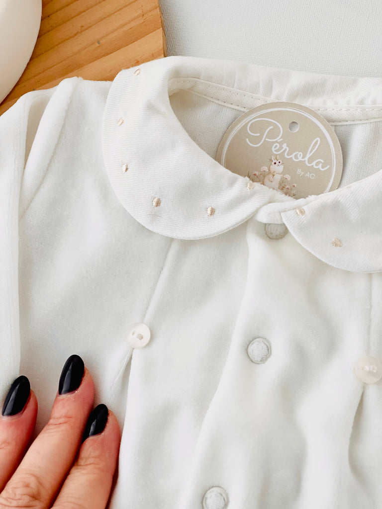 Babygrow bolinha veludo pérola