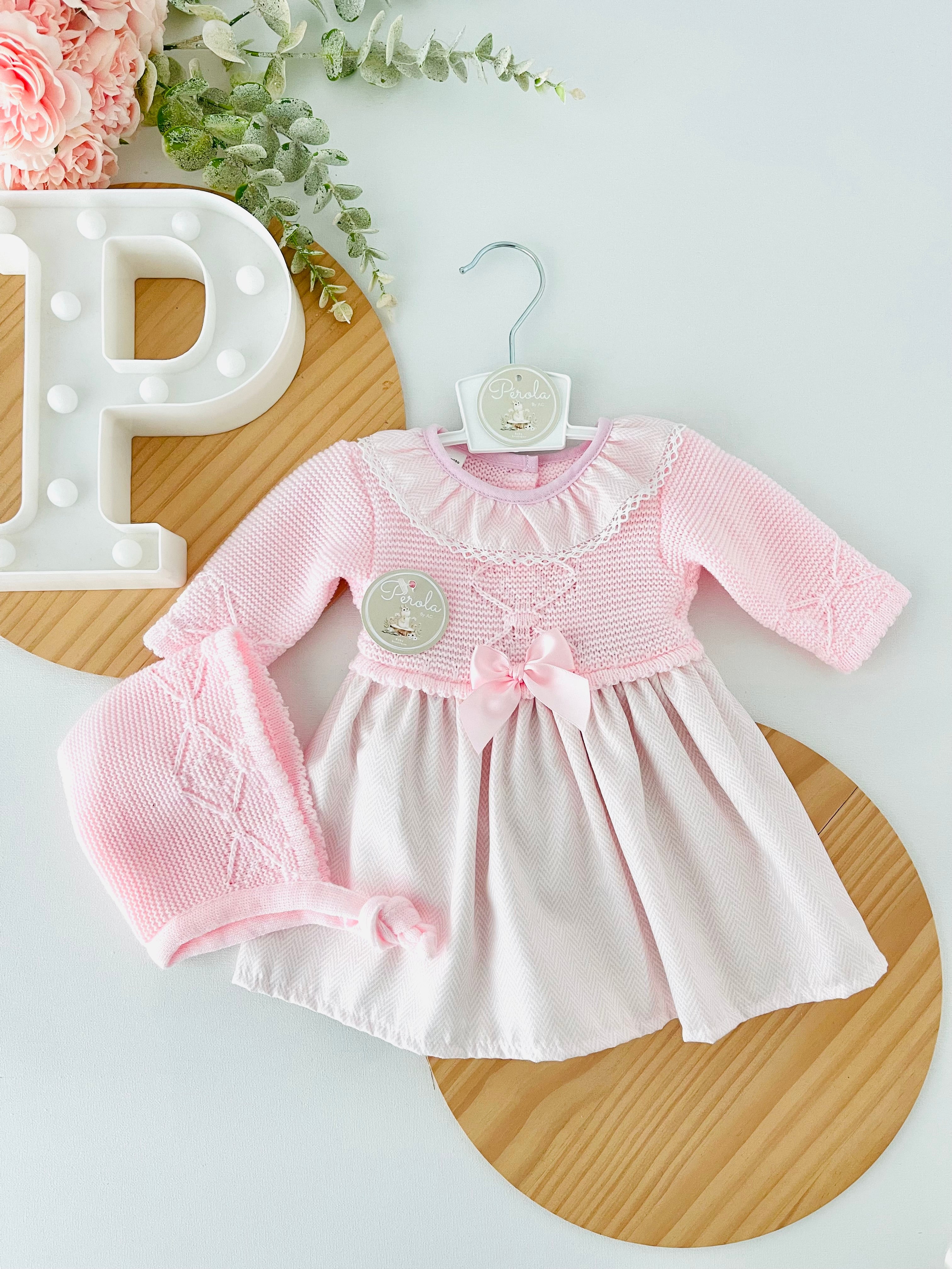 Vestido e touca rosa
