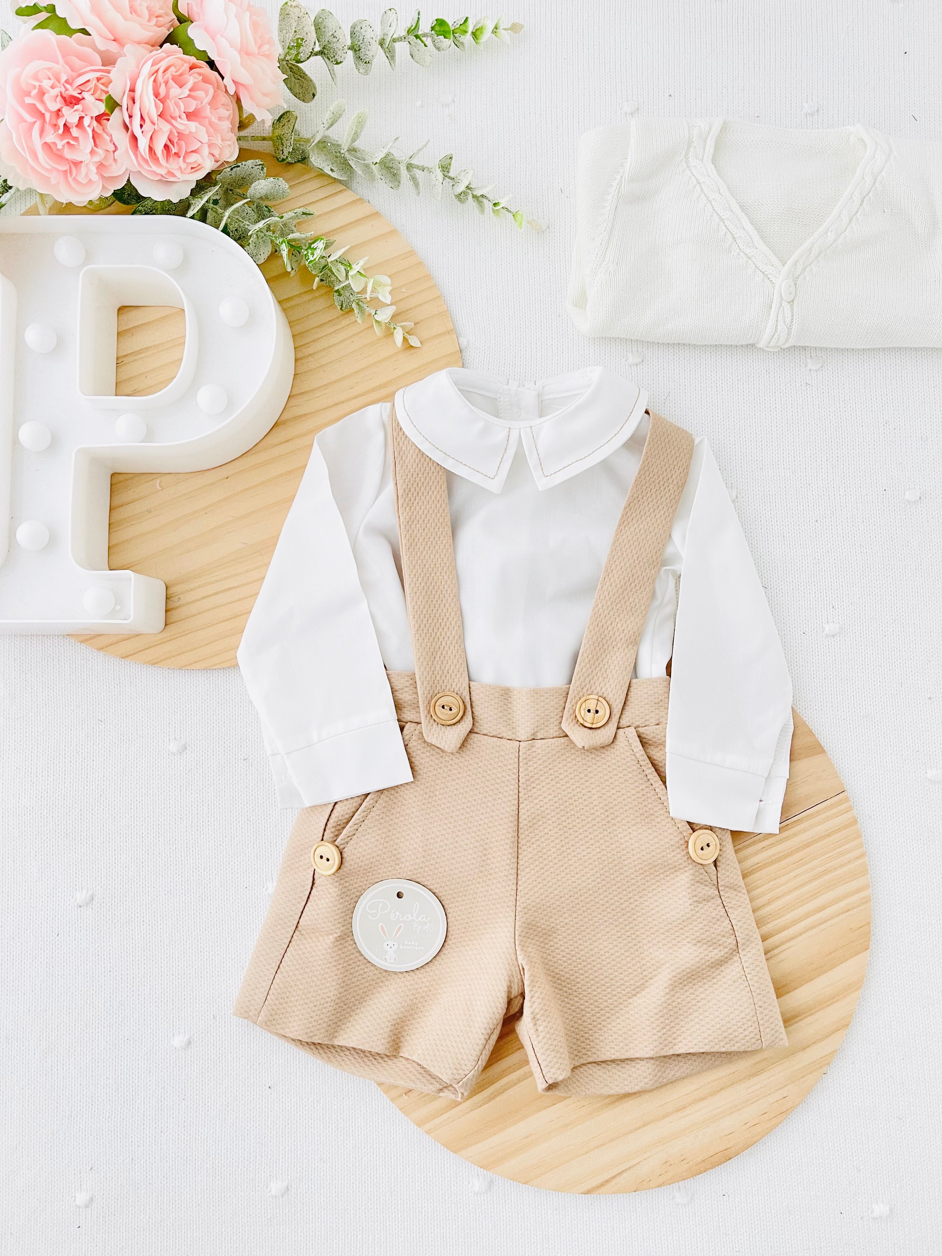 Conjunto menino em Bege: calções e camisa