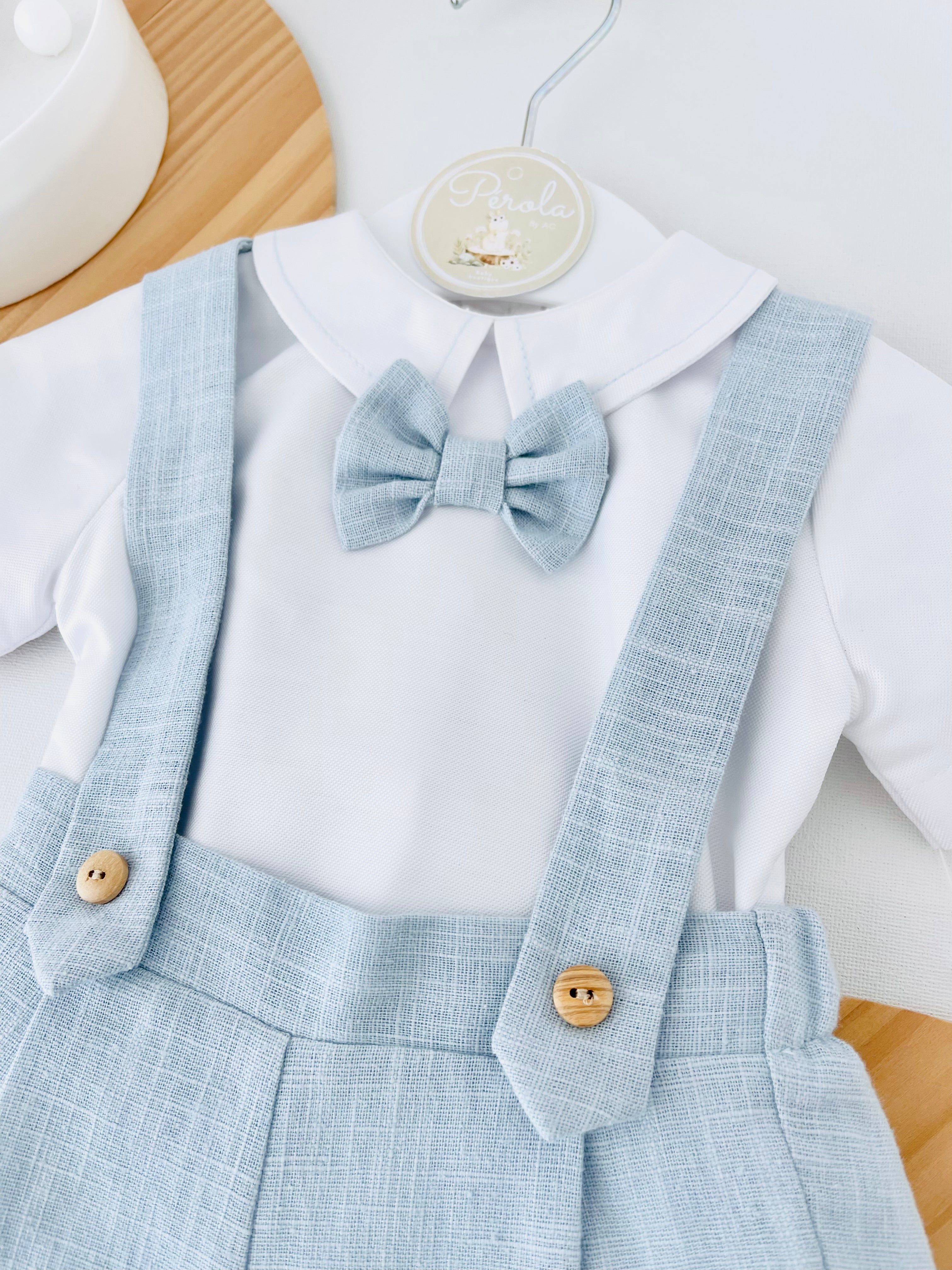 Conjunto cerimónia para menino: calções, camisa e laço