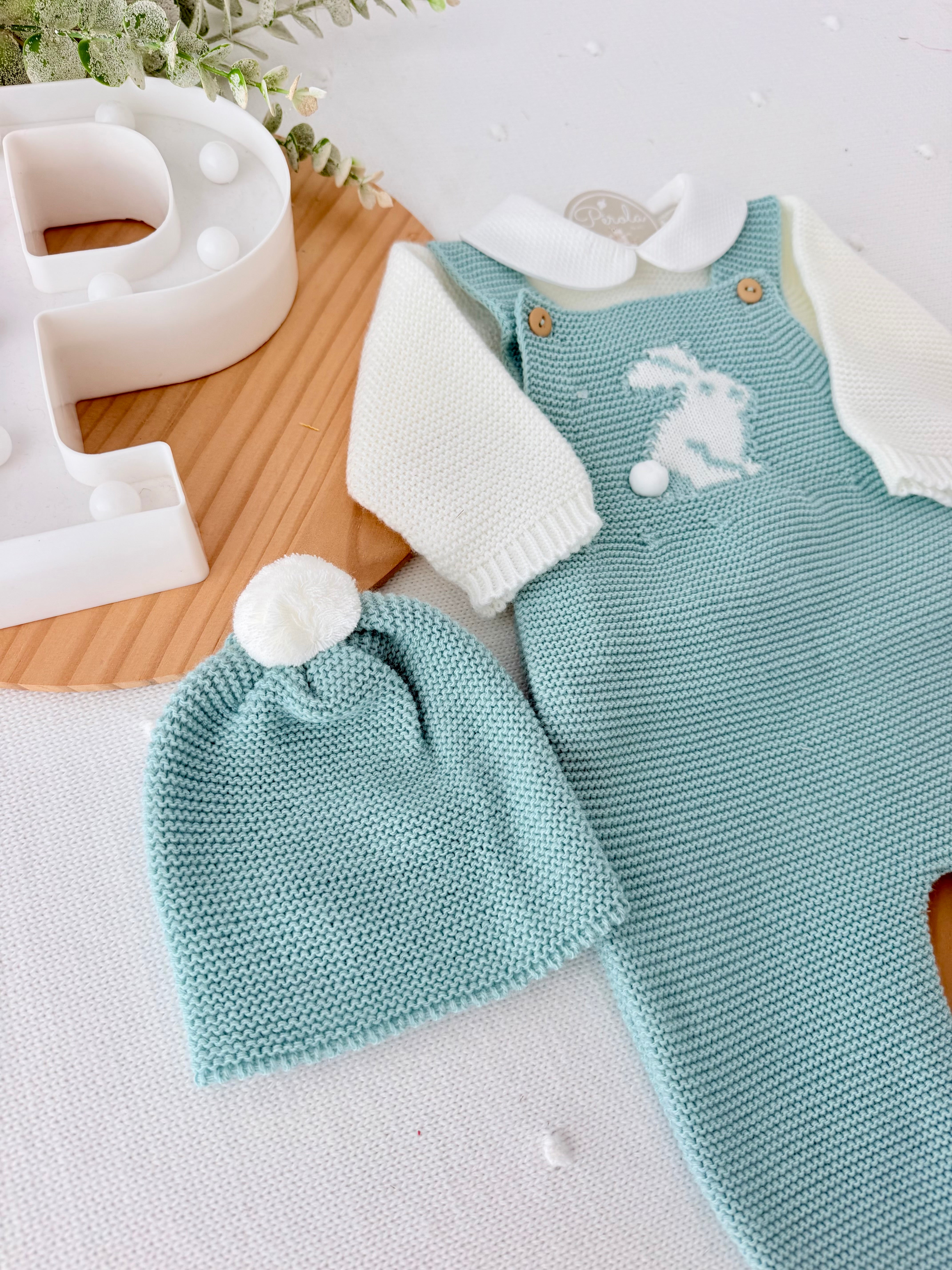 Conjunto coelhinho: jardineiras, camisola e gorro